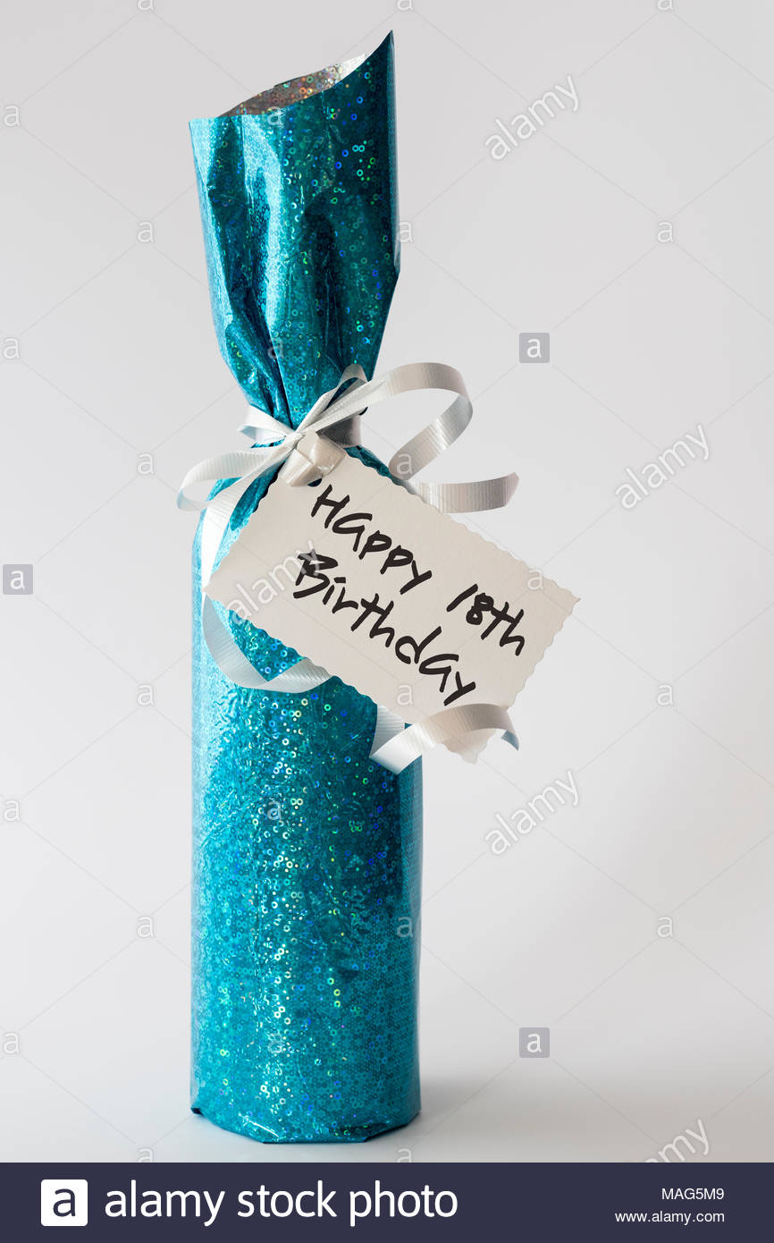 Bouteille Enveloppee Avec Le Libelle Joyeux 18eme Anniversaire Ecrit Sur Le Cadeaux Dorset England Uk Photo Stock Alamy