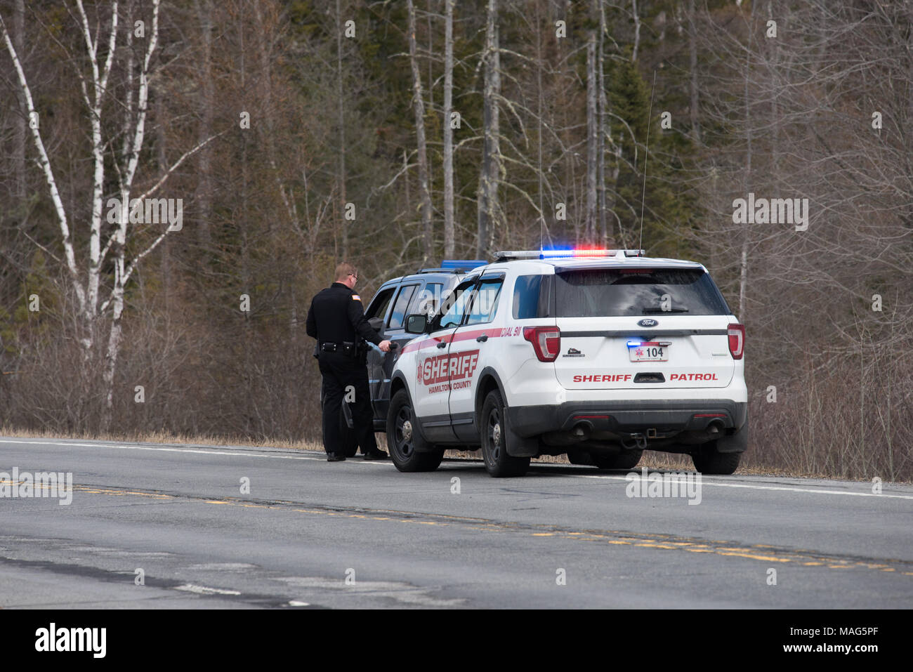 Un comté de Hamilton, New York Sheriff Patrol faisant un arrêt de la circulation sur l'autoroute. Banque D'Images