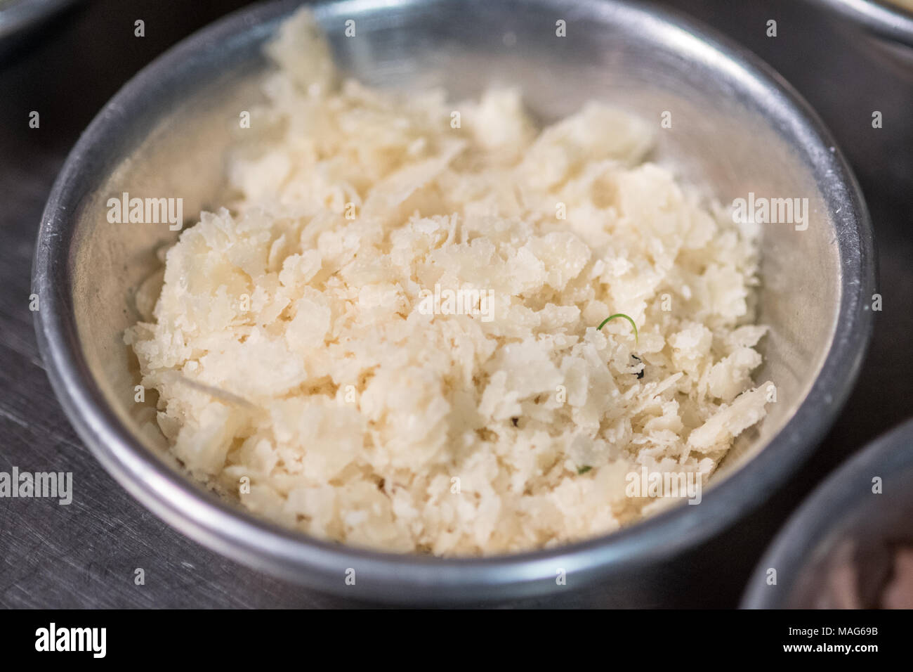 De parmesan fraîchement râpé prêt dans un bol pour la préparation des repas Banque D'Images