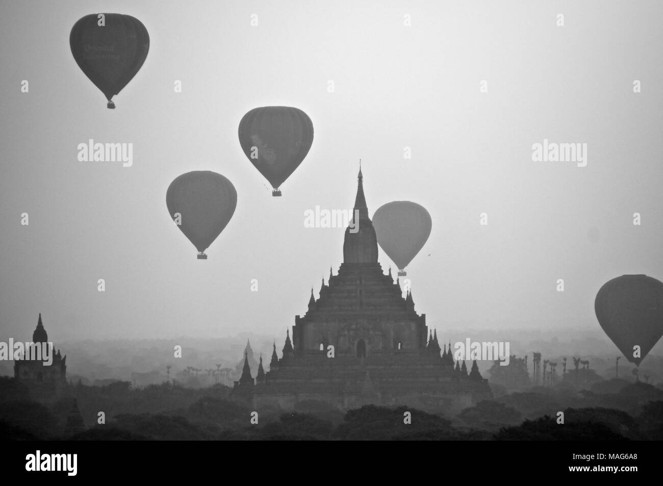 Le noir et blanc lever du soleil à Bagan, Myanmar Banque D'Images