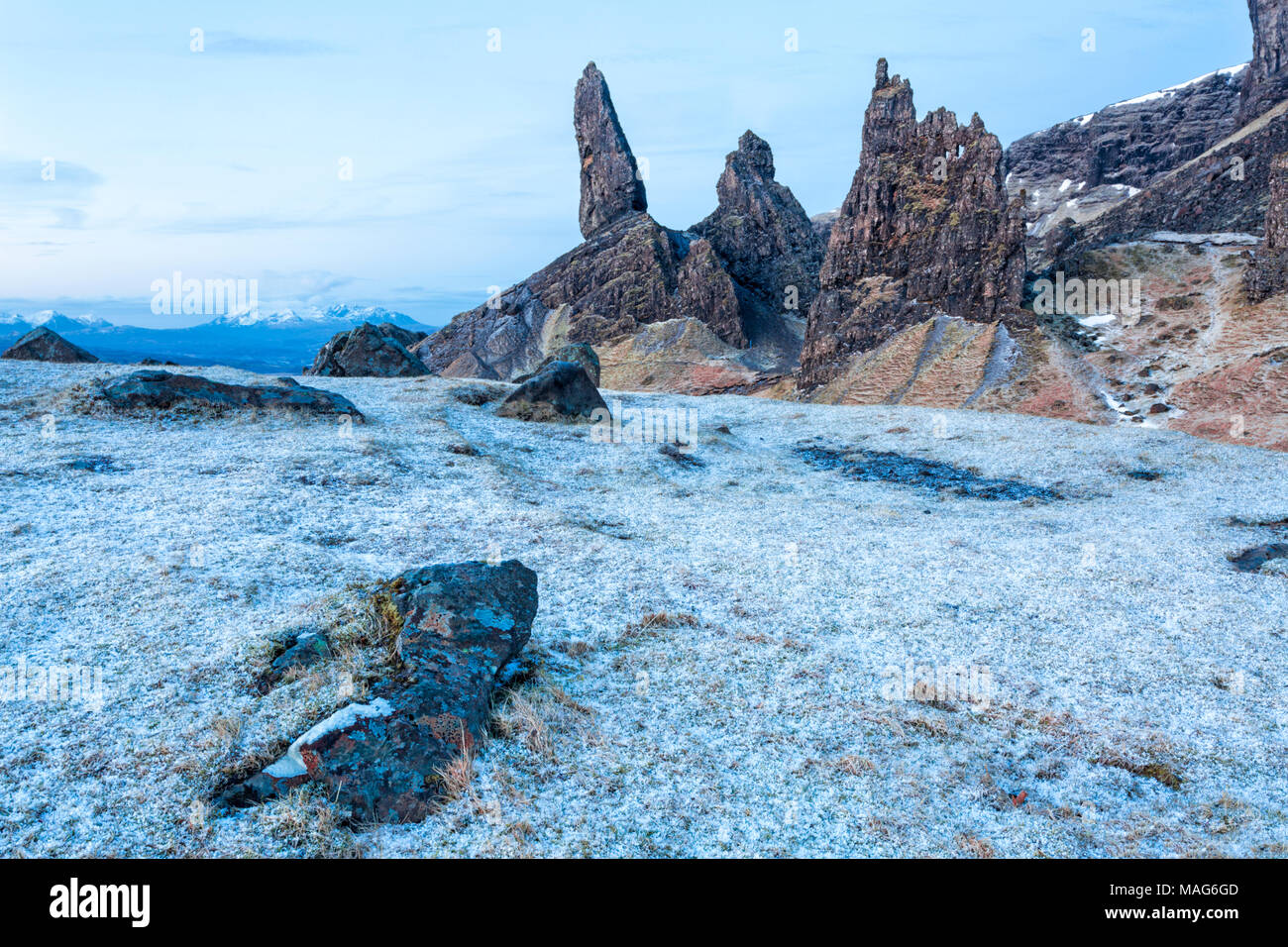 Frosty froid matin au lever du soleil au vieil homme de Storr, Isle of Skye, Scotland, UK en Mars Banque D'Images