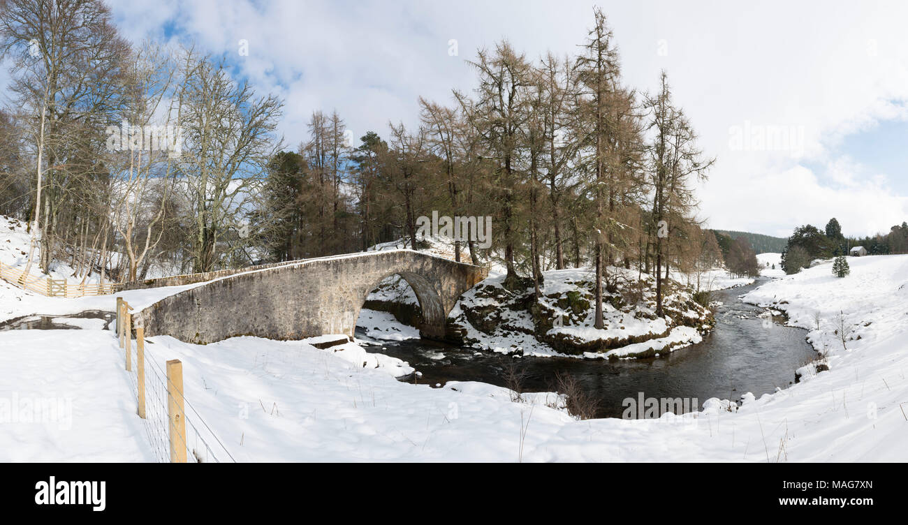 Poldullie Bridge, Strathdon, en hiver Banque D'Images