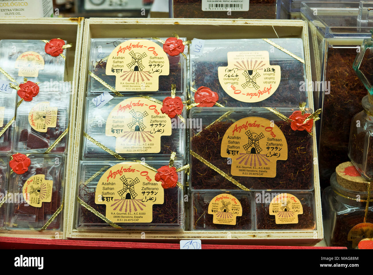 Boîtes de brins de safran en vente dans le marché couvert de la Boqueria près de La Rambla, Barcelone, Espagne Banque D'Images