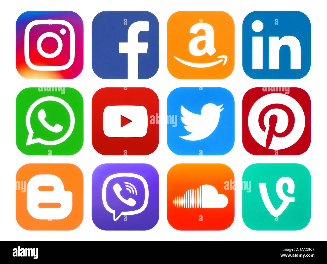 Kiev, Ukraine - le 24 janvier 2018 : les icônes de médias sociaux arrondie imprimée sur du papier : Pinterest, Twitter, Instagram, Facebook, LinkedIn, Viber, Amazon, Wh Banque D'Images