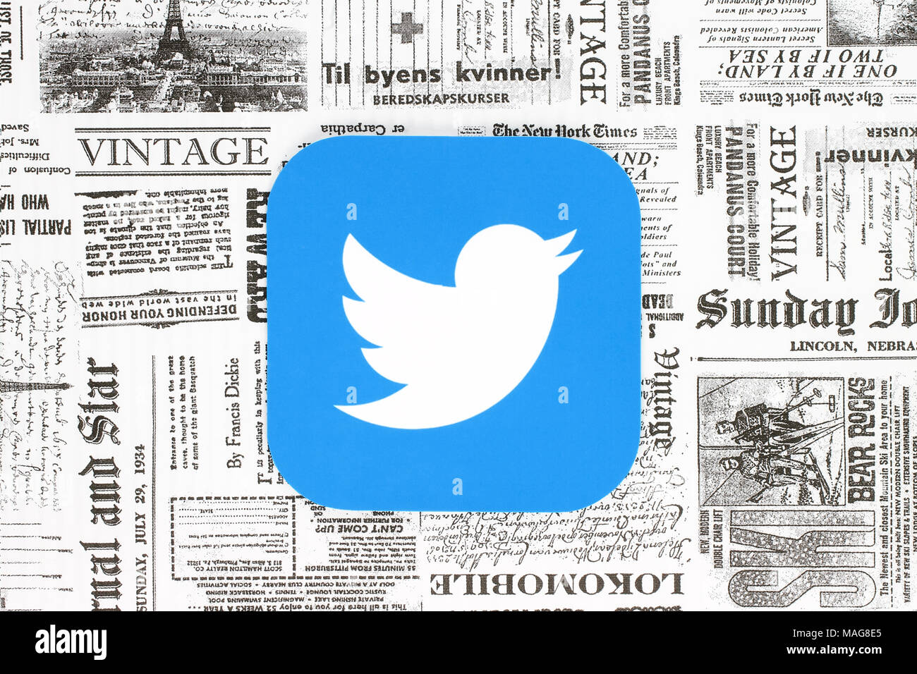 Kiev, Ukraine - Février 08, 2018 : l'icône Twitter imprimés sur du papier journal et placés sur l'arrière-plan rétro Banque D'Images