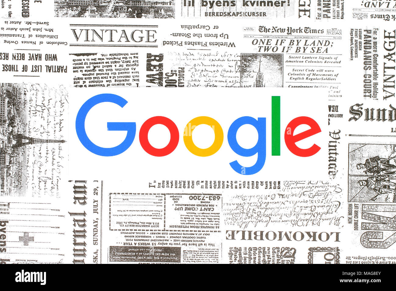 Kiev, Ukraine - 08 Février 2018 : Google logo imprimé sur papier et placés sur l'arrière-plan journal rétro Banque D'Images