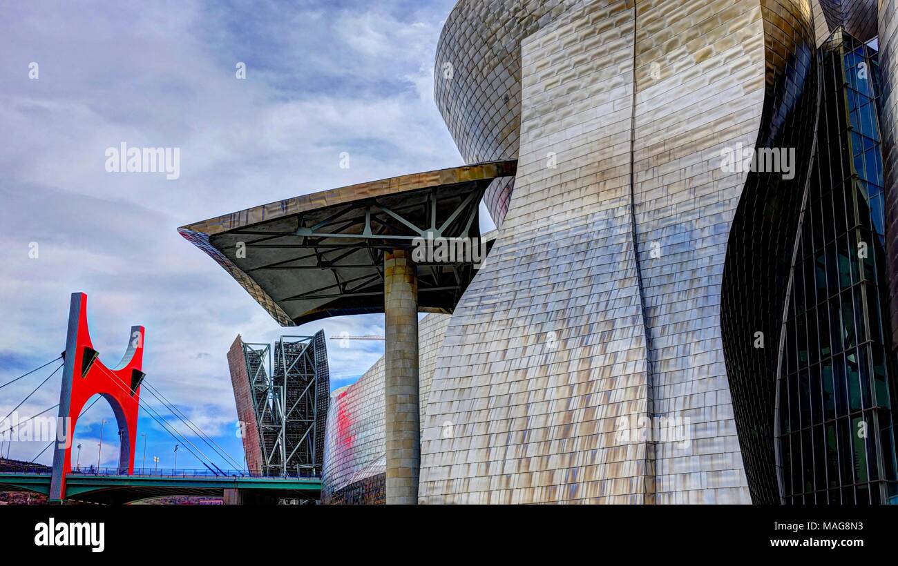 Musée Guggenheim a daigné par Frank O. Gehry et 'La Salve' Bridge en arrière-plan, Bilbao, Pays Basque, Espagne Banque D'Images