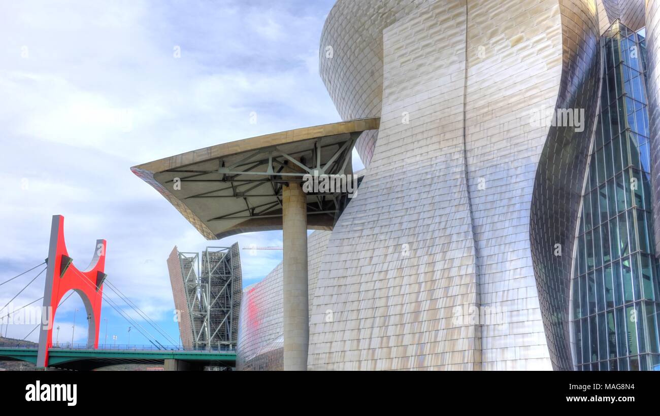 Musée Guggenheim a daigné par Frank O. Gehry et 'La Salve' Bridge en arrière-plan, Bilbao, Pays Basque, Espagne Banque D'Images