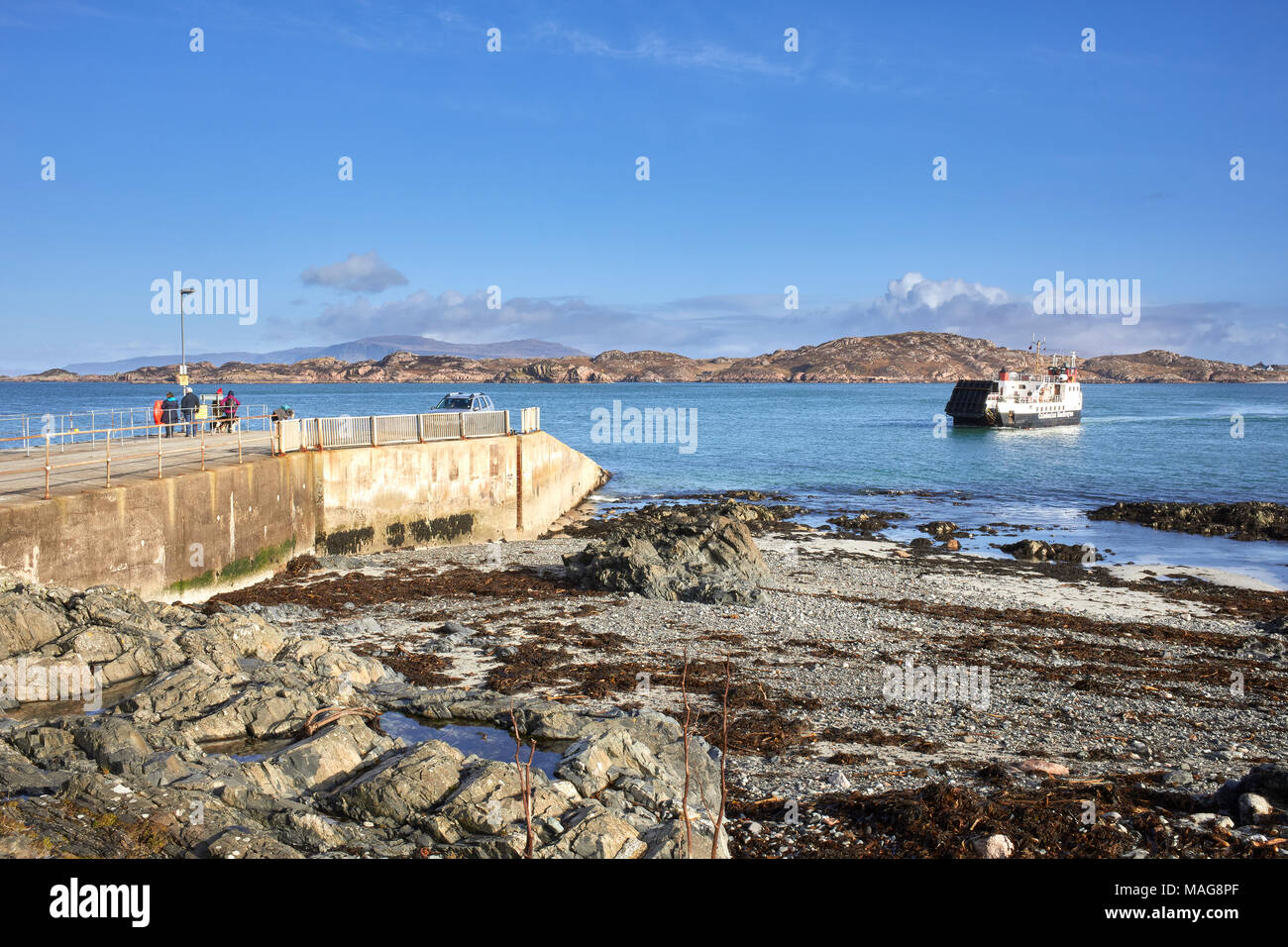 Location/pied de ferry sur Mull Fionnphort s'approche de la jetée sur Iona. St Ronan's Bay et le son d'Iona vers Mull. Rivage rocheux et les algues. Banque D'Images