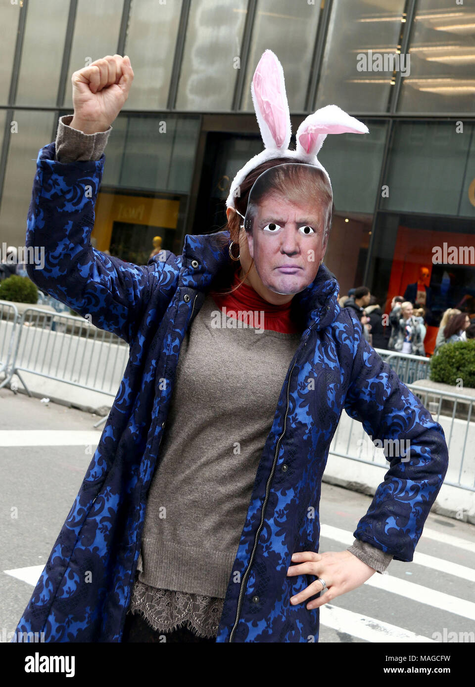 New York City, New York, USA. 1er avril 2018. Un défilé goer porte un masque de Donald Trump et oreilles de lapin de Pâques 2018 à la parade sur la 5e Avenue. La tradition de Pâques de porter des costumes de fantaisie de bonnets et remonte à 1870, New York. Credit : Nancy/Kaszerman ZUMA Wire/Alamy Live News Banque D'Images