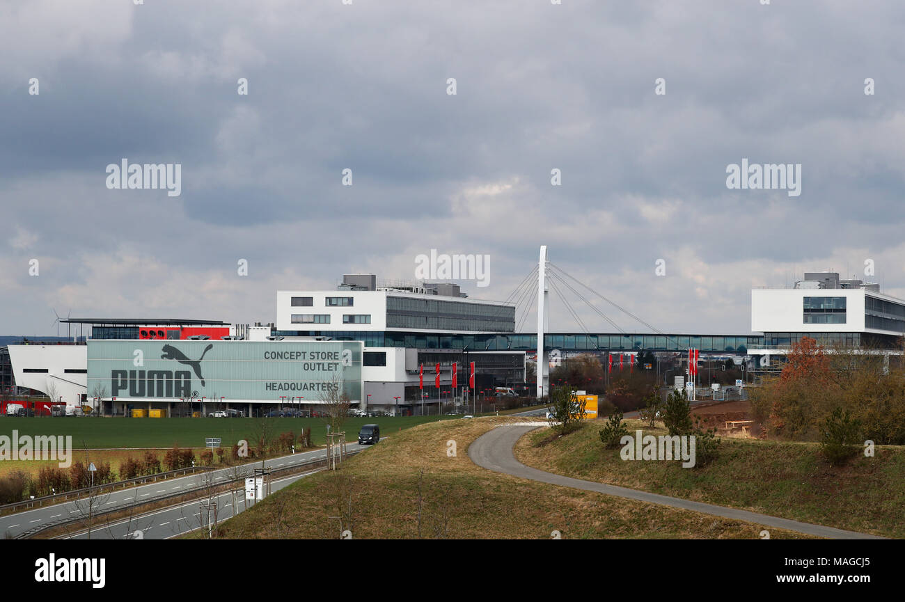 29 mars 2018, l'Allemagne, Herzogenaurach : Le nouveau bâtiment pour le siège  social de fabricant d'articles de sport Adidas. Un pont piétonnier relie  deux immeubles de bureaux. Photo : Daniel Karmann/dpa Photo