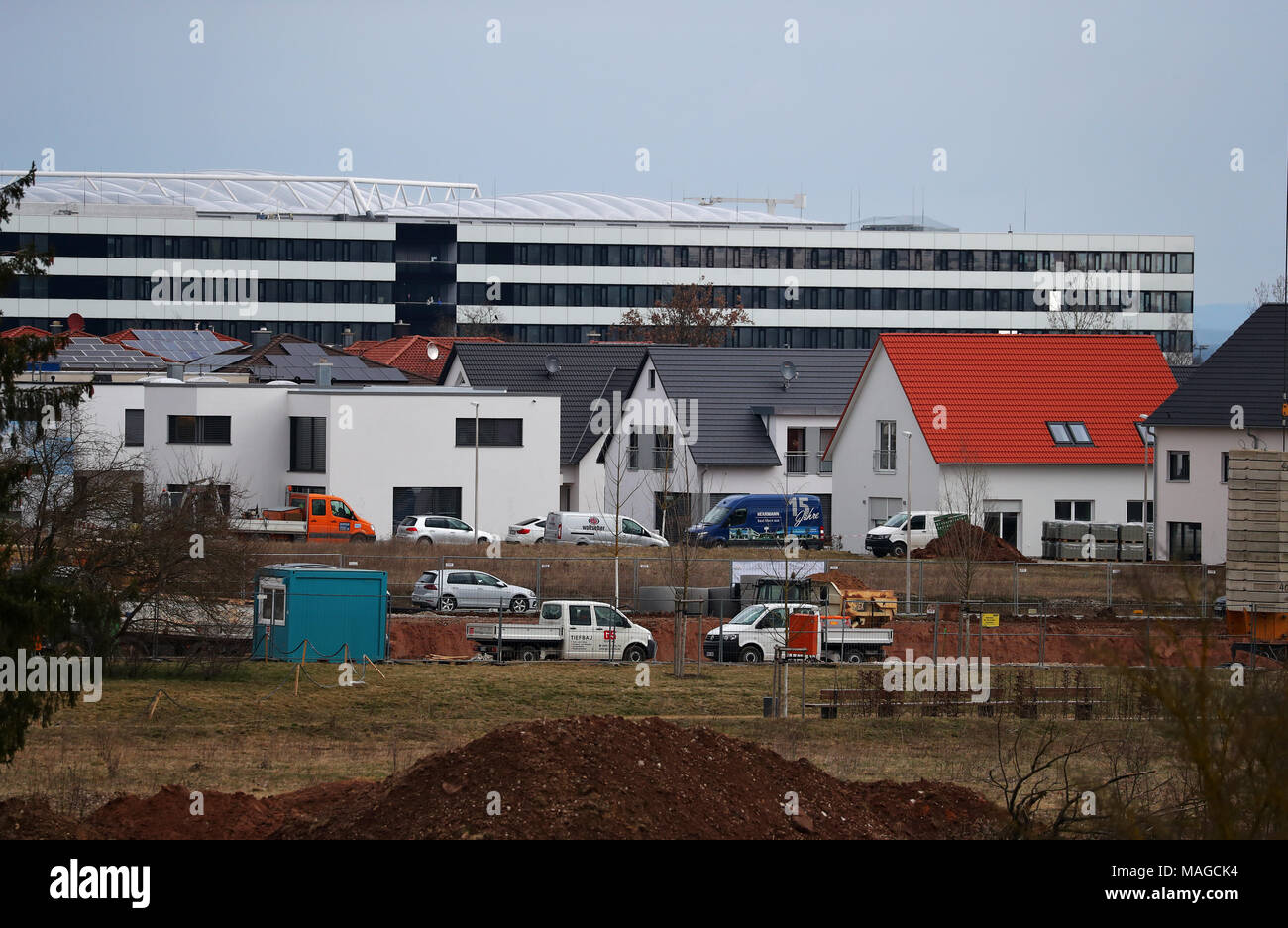 29 mars 2018, l'Allemagne, Herzogenaurach : Le nouveau bâtiment pour le siège  social de fabricant d'articles de sport Adidas est visible derrière un  développement de logement. Photo : Daniel Karmann/dpa Photo Stock -