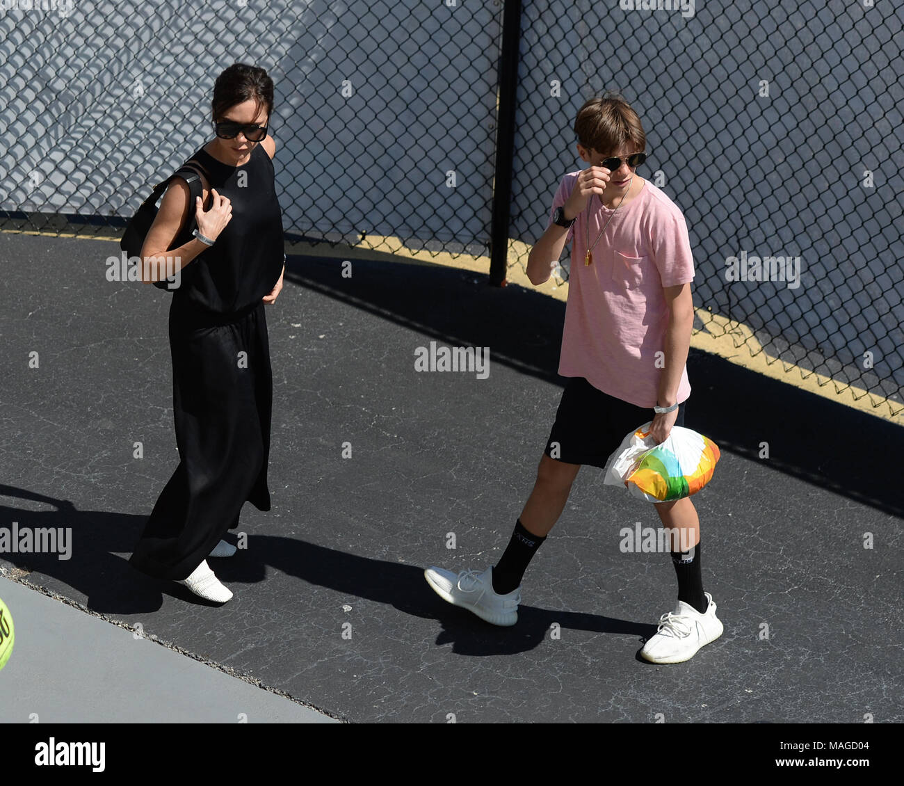 KEY BISCAYNE, Floride - 01 avril : David Beckham, Victoria Beckham, Harper Beckham, Cruz Beckham, Romeo Beckham et Brooklyn Beckham et ami Marcelo Claure PDG de Sprint watch John Isner (USA) bat Alexander Zverev (GER) 67(4) 64 64 dans la finale hommes à l'Open de Miami a tenu à le Crandon Park Tennis Center le 1 avril 2018 à Key Biscayne, Floride Personnes : Victoria Beckham, Romeo Beckham Banque D'Images