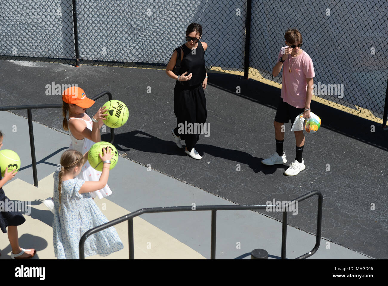 Key Biscayne, Floride, USA. 06Th avr, 2018. Victoria Beckham, Romeo Beckham et Cruz Beckham vu à la finale de mens au cours de l'Open de Miami 2018 à Crandon Park Tennis Center le 1 avril 2018 à Key Biscayne, en Floride. Credit : Mpi04/media/Alamy Punch Live News Banque D'Images