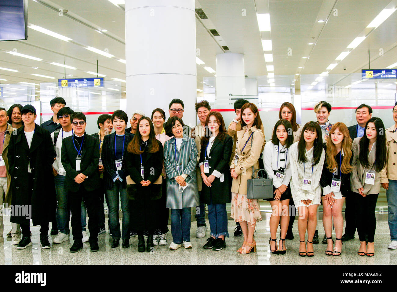 Le velours rouge, Mar 31, 2018 : quatre membres du groupe de fille en velours rouge (R, première rangée) et d'autres musiciens de la Corée du Sud posent à leur arrivée à l'aéroport Sunan de Pyongyang, la Corée du Nord. Athlètes de taekwondo de la Corée du Sud et K-Pop de musiciens comme Cho Yong-pil, Lee Sun-hee, Choi Jin-hee, Yoon Do-hyun (YB), Baek Ji-young, velours rouge, Jungin, Seohyun (Girls' Generation), Ali, Kang San-eh et Kim Kwang-min se produira à l'est le Grand Théâtre de Pyongyang le dimanche et s'exécutera dans un concert commun avec les artistes de la Corée du Nord le mardi à la ju Yong Jong Ryugyong Gymnasium à Pyongyang en une croix-borde Banque D'Images