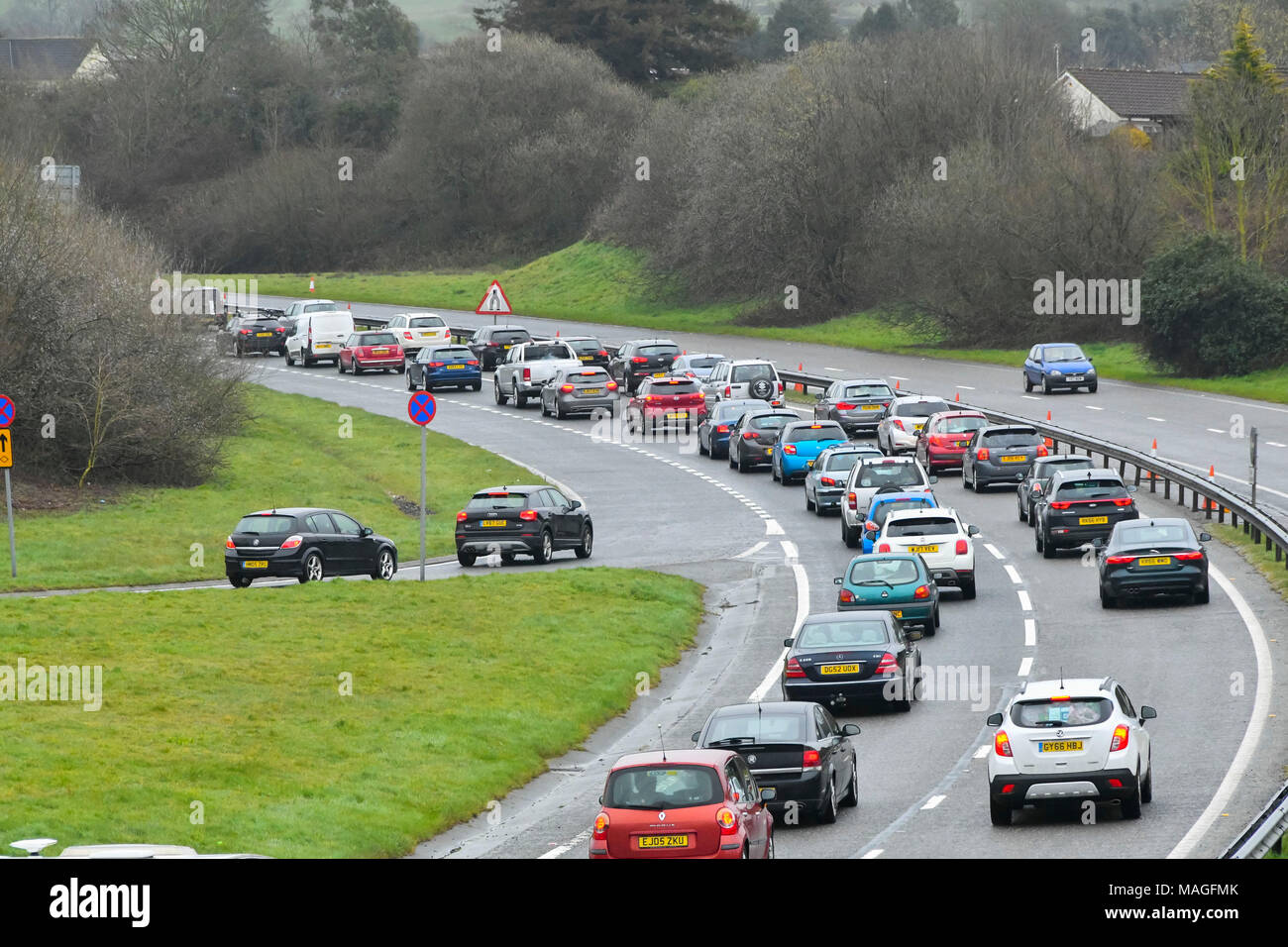 Honiton, Devon, UK. Le 02 avril 2018. Les vacanciers d'attente dans un embouteillage sur les voies, sur la direction de l'A30 à Honiton dans le Devon le lundi de Pâques qu'ils rentrent de leur week-end de Pâques vacances. Crédit photo : Graham Hunt/Alamy Live News Banque D'Images