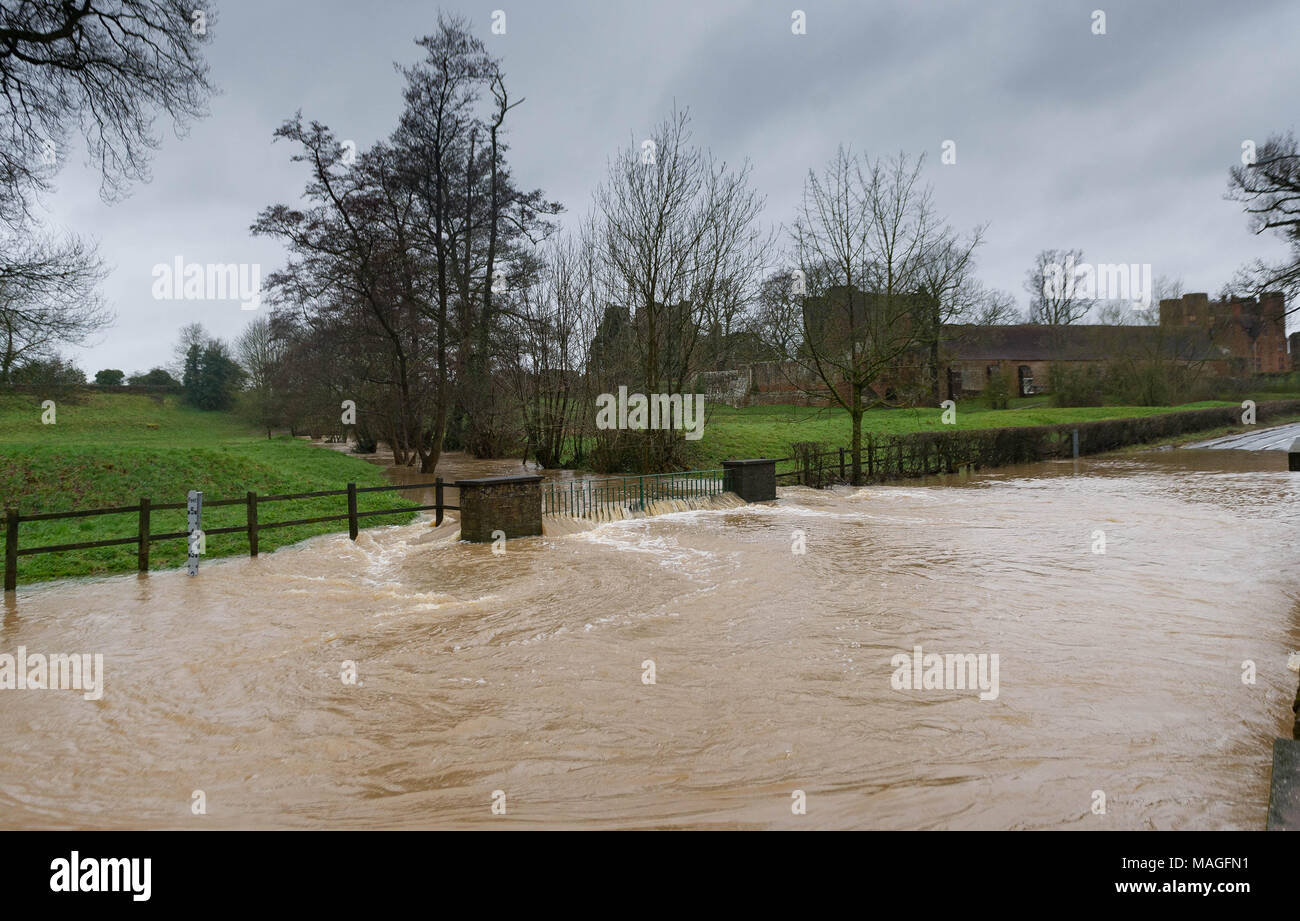 Kenilworth, Warwickshire. 2ème apr 2018. Météo France : avec d'importantes précipitations à Pâques le dimanche soir et lundi de Pâques en alerte d'inondations ont été délivrés par l'Agence de l'environnement pour certaines parties de la région des Midlands, le 2 avril 2018. La Ford adjacent à la le château de Kenilworth, Warwickshire a inondé la A452 le 2 avril 2018. Pithie Crédit : Fraser/Alamy Live News Banque D'Images