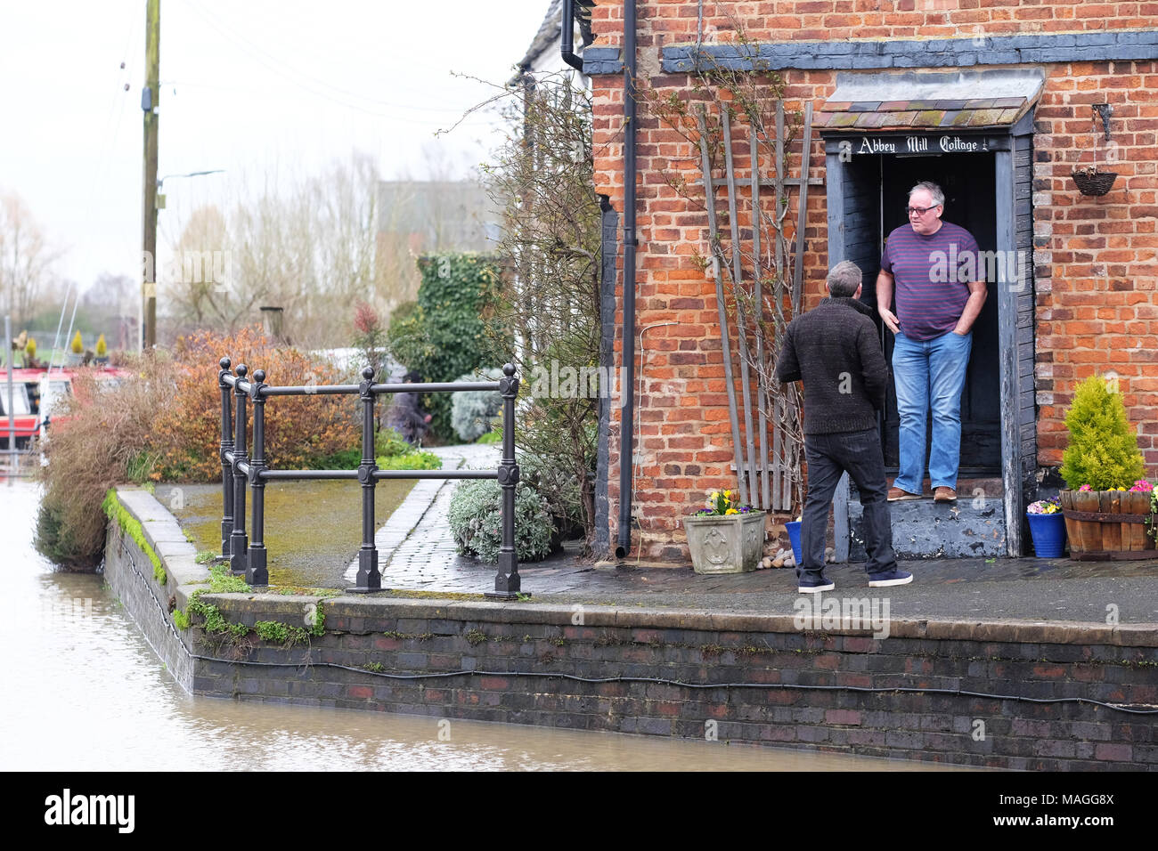Tewkesbury, Gloucestershire - Bank Holiday lundi 2 avril 2018 - Royaume-Uni Météo : les résidents locaux watch du niveau de l'eau à l'extérieur de leurs maisons de Riverside à Tewkesbury - les inondations à la confluence de la rivière Severn et de la rivière Avon a déjà couvert la voie à côté de rivières - Photo Steven Mai / Alamy Live News Banque D'Images