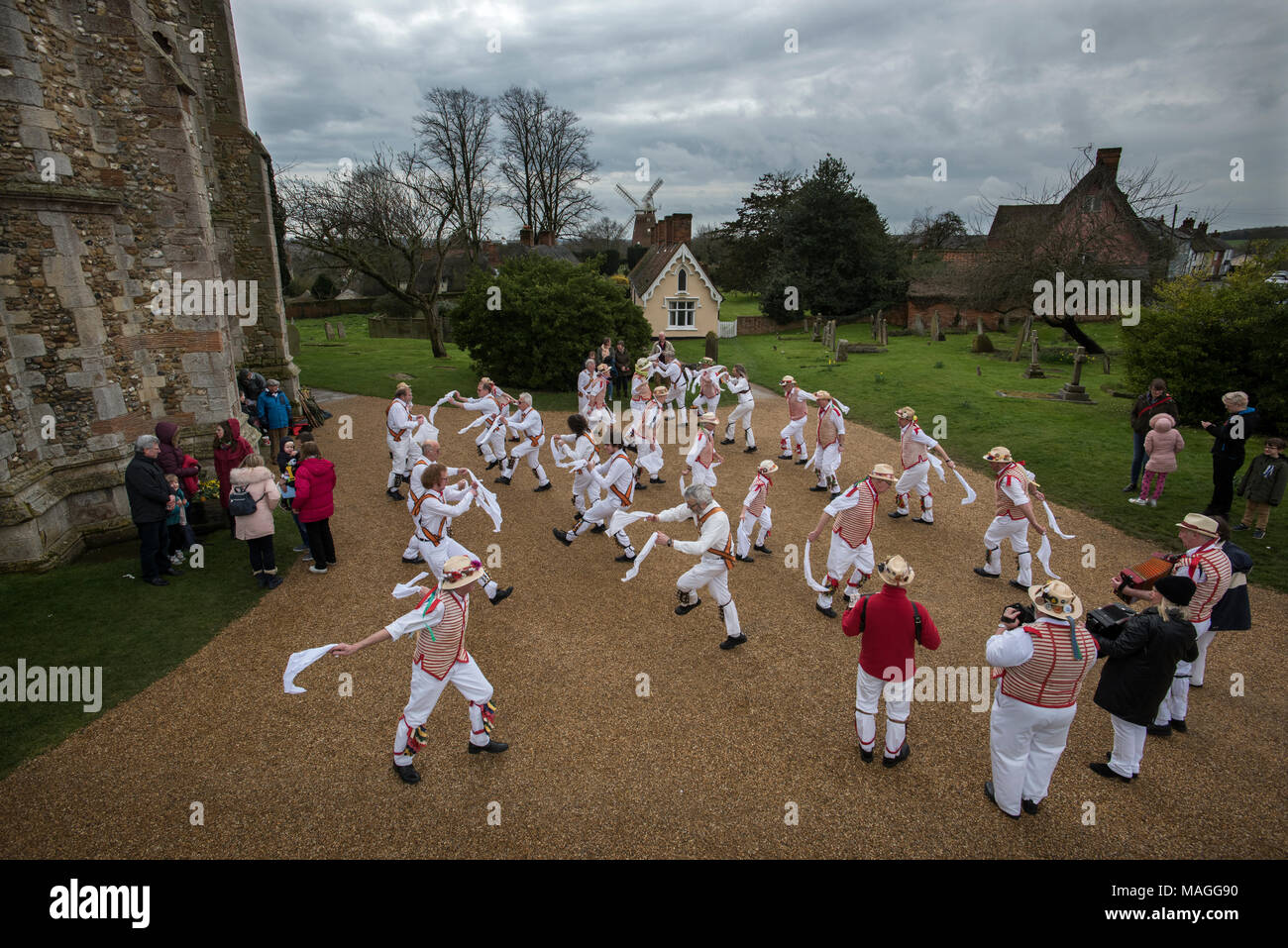 Cour de l'église Thaxted, Essex. 2ème apr 2018. Lundi de Pâques traditionnel Morris Dancing. Sous le ciel louring Thaxted Morris Men ( rayures rouges et blanches) danse avec Devil's Dyke Morris Men de Newmarket area ( chemise blanche ) le lundi de Pâques en face de l'ancienne maison de l'aumône et John Webb's moulin dans la cour de l'Église Thaxted, Essex. 2 Avril 2018 Crédit : BRIAN HARRIS/Alamy Live News Banque D'Images