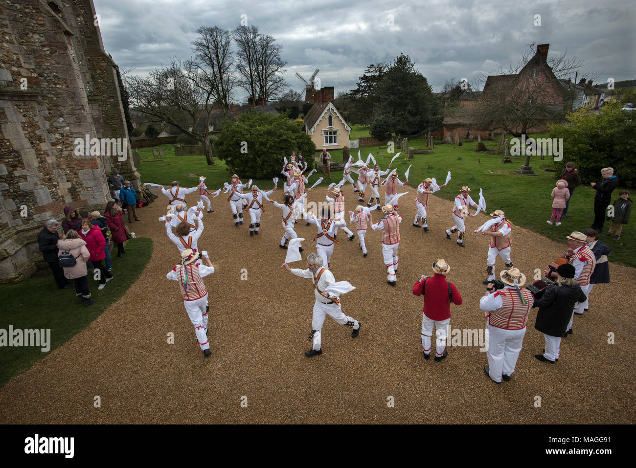 Cour de l'église Thaxted, Essex. 2ème apr 2018. Lundi de Pâques traditionnel Morris Dancing. Sous le ciel louring Thaxted Morris Men ( rayures rouges et blanches) danse avec Devil's Dyke Morris Men de Newmarket area ( chemise blanche ) le lundi de Pâques en face de l'ancienne maison de l'aumône et John Webb's moulin dans la cour de l'Église Thaxted, Essex. 2 Avril 2018 Crédit : BRIAN HARRIS/Alamy Live News Banque D'Images