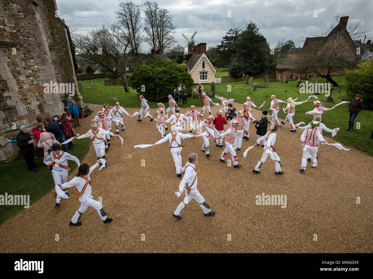 Cour de l'église Thaxted, Essex. 2ème apr 2018. Lundi de Pâques traditionnel Morris Dancing. Sous le ciel louring Thaxted Morris Men ( rayures rouges et blanches) danse avec Devil's Dyke Morris Men de Newmarket area ( chemise blanche ) le lundi de Pâques en face de l'ancienne maison de l'aumône et John Webb's moulin dans la cour de l'Église Thaxted, Essex. 2 Avril 2018 Crédit : BRIAN HARRIS/Alamy Live News Banque D'Images