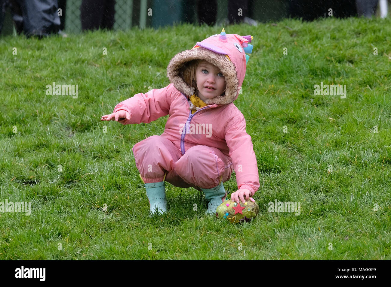 Preston, Royaume-Uni. 2 avril, 2018. C'était un jour froid et humide sur l'Avenham Park dans la région de Preston, le lieu de l'oeuf de Pâques traditionnel événement matériel roulant. C'est normalement l'un des plus grands événements de Preston de l'année. Malgré le mauvais temps les gens de Preston toujours en grand nombre, quoique moins que d'habitude pour profiter de l'oeuf et d'animations tout au long de la journée. La tradition des œufs de roulement vers le bas l'herbe des collines du parc remonte à des centaines d'années et est parfois appelée 'rythme' egging. Crédit : Paul Melling/Alamy Live News Banque D'Images