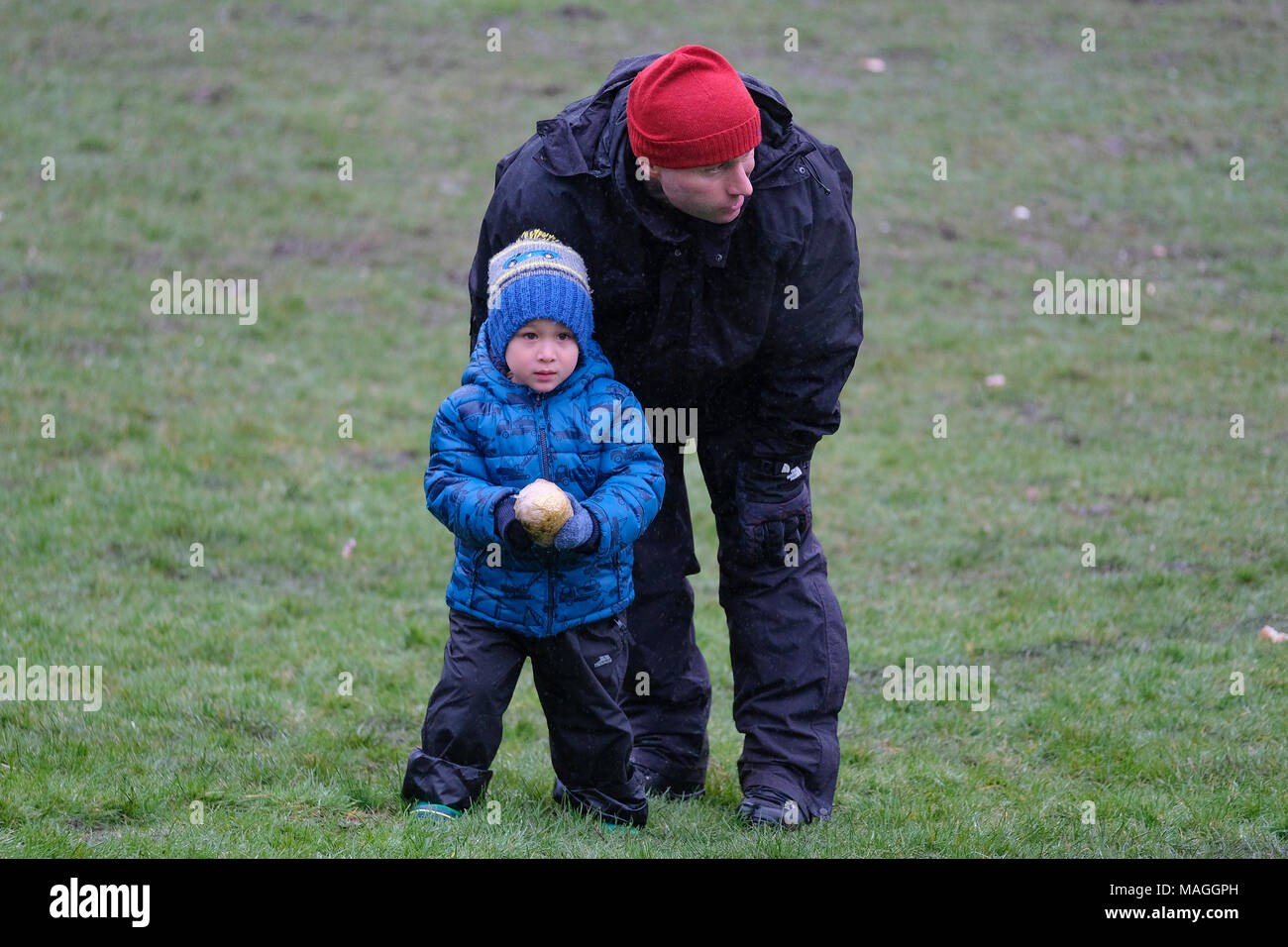 Preston, Royaume-Uni. 2 avril, 2018. C'était un jour froid et humide sur l'Avenham Park dans la région de Preston, le lieu de l'oeuf de Pâques traditionnel événement matériel roulant. C'est normalement l'un des plus grands événements de Preston de l'année. Malgré le mauvais temps les gens de Preston toujours en grand nombre, quoique moins que d'habitude pour profiter de l'oeuf et d'animations tout au long de la journée. La tradition des œufs de roulement vers le bas l'herbe des collines du parc remonte à des centaines d'années et est parfois appelée 'rythme' egging. Crédit : Paul Melling/Alamy Live News Banque D'Images