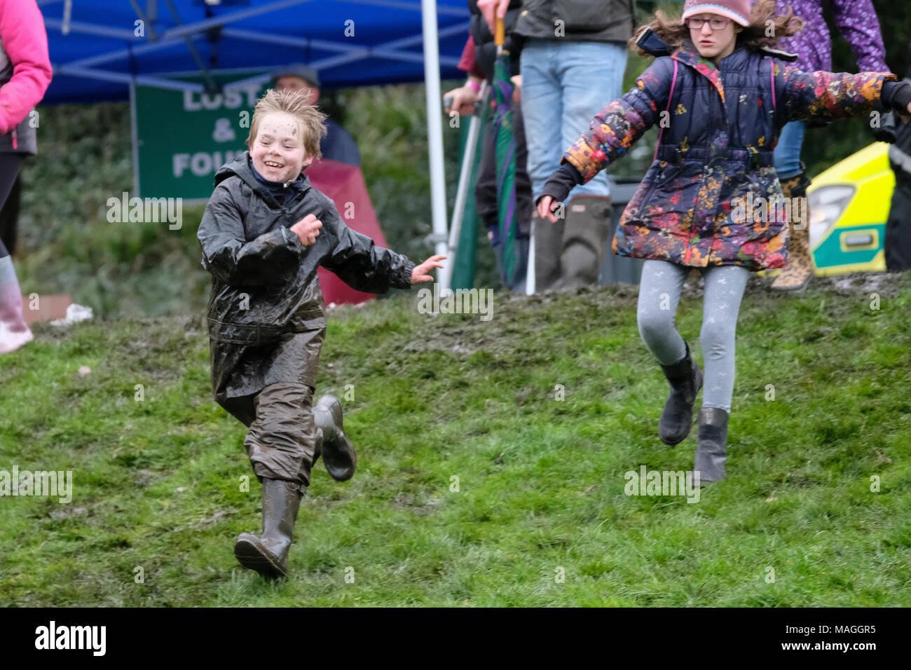 Preston, Royaume-Uni. 2 avril, 2018. C'était un jour froid et humide sur l'Avenham Park dans la région de Preston, le lieu de l'oeuf de Pâques traditionnel événement matériel roulant. C'est normalement l'un des plus grands événements de Preston de l'année. Malgré le mauvais temps les gens de Preston toujours en grand nombre, quoique moins que d'habitude pour profiter de l'oeuf et d'animations tout au long de la journée. La tradition des œufs de roulement vers le bas l'herbe des collines du parc remonte à des centaines d'années et est parfois appelée 'rythme' egging. Crédit : Paul Melling/Alamy Live News Banque D'Images