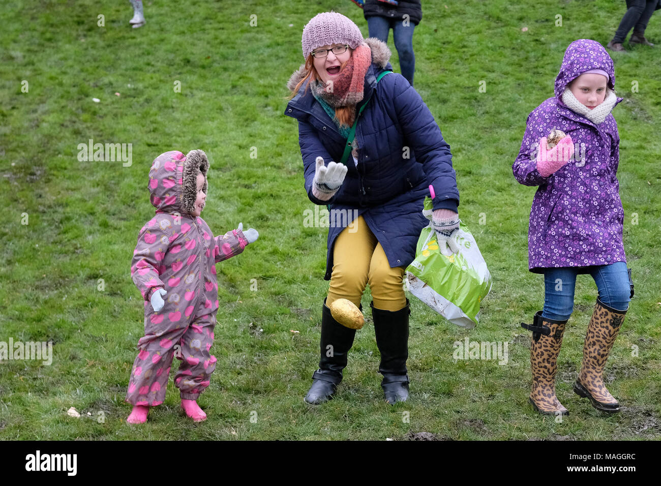 Preston, Royaume-Uni. 2 avril, 2018. C'était un jour froid et humide sur l'Avenham Park dans la région de Preston, le lieu de l'oeuf de Pâques traditionnel événement matériel roulant. C'est normalement l'un des plus grands événements de Preston de l'année. Malgré le mauvais temps les gens de Preston toujours en grand nombre, quoique moins que d'habitude pour profiter de l'oeuf et d'animations tout au long de la journée. La tradition des œufs de roulement vers le bas l'herbe des collines du parc remonte à des centaines d'années et est parfois appelée 'rythme' egging. Crédit : Paul Melling/Alamy Live News Banque D'Images