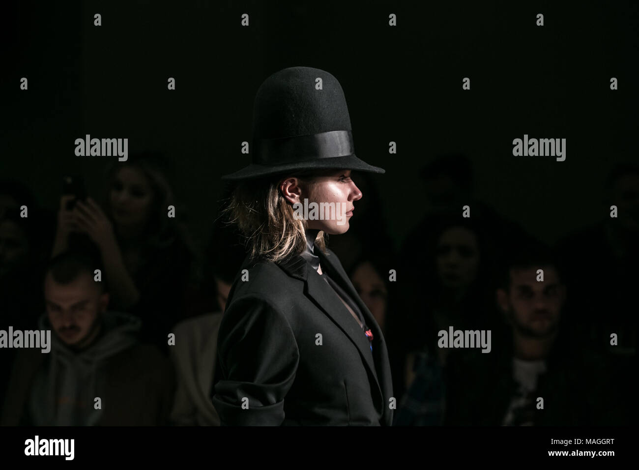 Athènes. 1er avril 2018. Un modèle présente une création de designer grec Sotiris Georgiou au cours d'un défilé de la 23e semaine à Athènes designers exclusifs Hall Zappeion à Athènes, Grèce le 1 avril 2018. Le Lefteris Crédit : Partsalis/Xinhua/Alamy Live News Banque D'Images