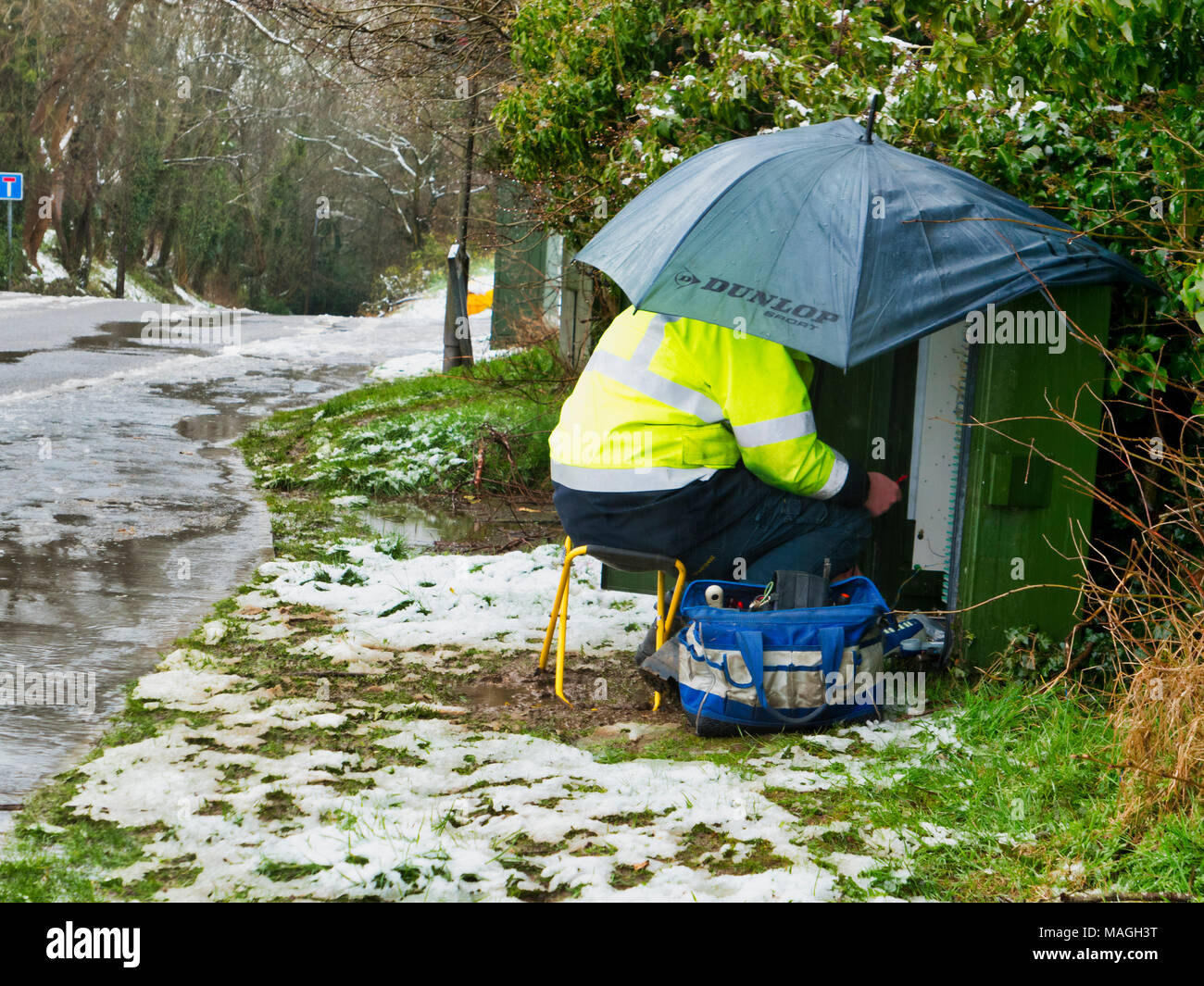 Ashbourne, Derbyshire. 2ème apr 2018. Météo France : BT OpenReach ingénieur travaillant dans de mauvaises conditions après 1' de la neige fond rapidement matin causant des inondations sur Easter Bank Holiday lundi à Ashbourne, dans le Derbyshire De : Doug Blane/Alamy Live News Banque D'Images