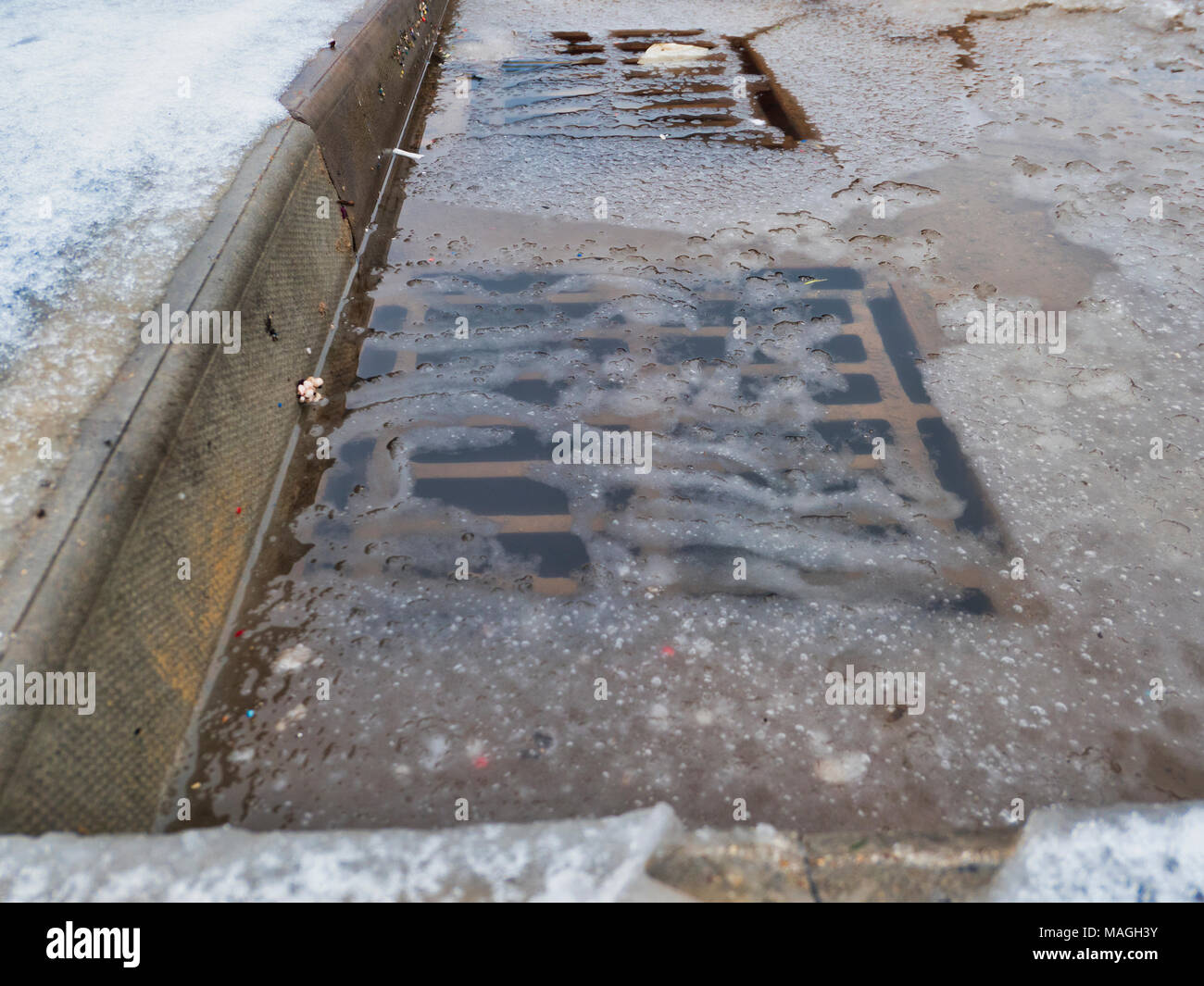 Ashbourne, Derbyshire. 2ème apr 2018. Météo France : 1' de la neige fond rapidement matin causant des inondations sur Easter Bank Holiday lundi à Ashbourne, dans le Derbyshire De : Doug Blane/Alamy Live News Banque D'Images