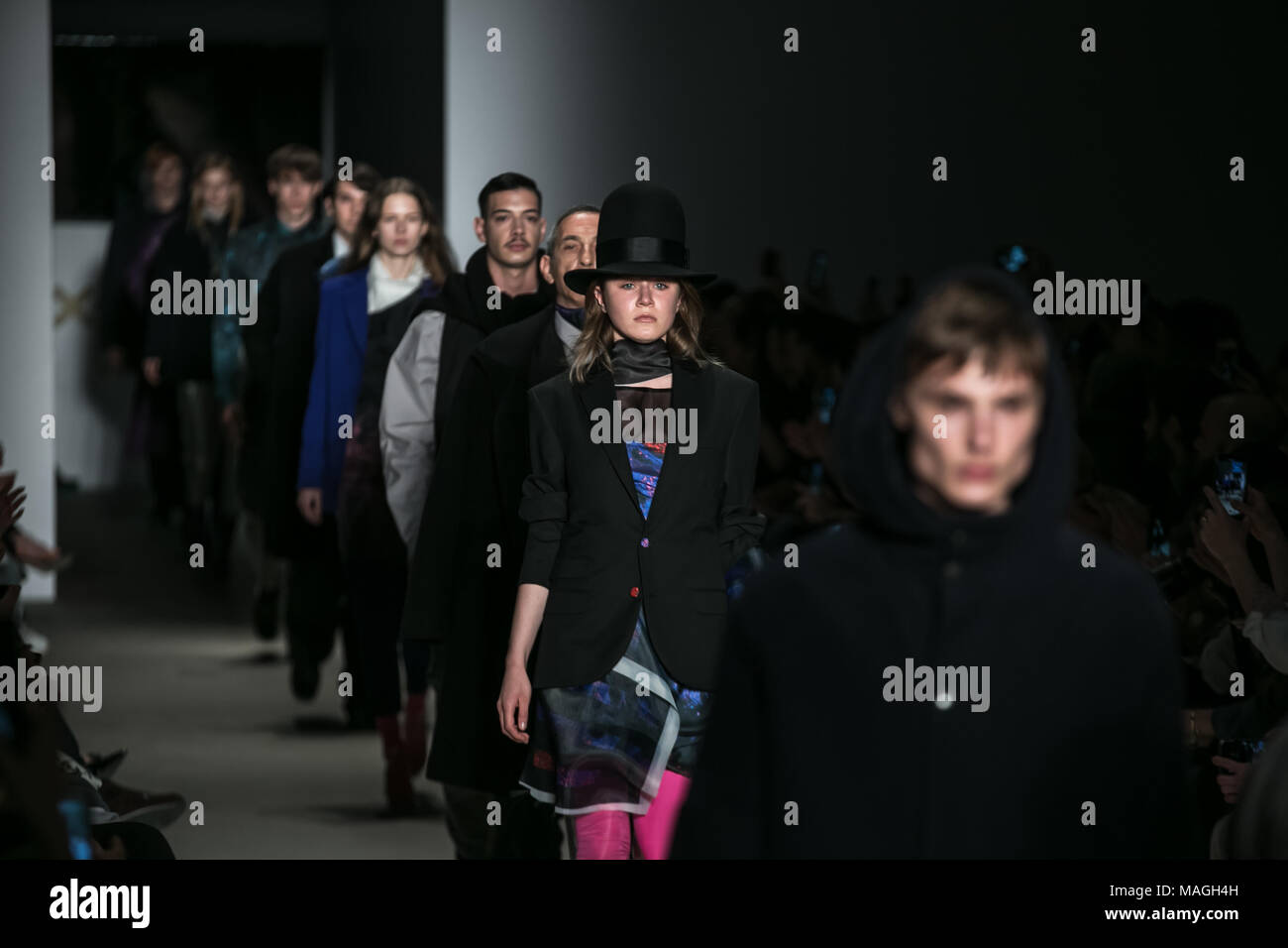 Athènes. 1er avril 2018. Présenter des modèles de créations de designer grec Sotiris Georgiou au cours d'un défilé de la 23e semaine à Athènes designers exclusifs Hall Zappeion à Athènes, Grèce le 1 avril 2018. Le Lefteris Crédit : Partsalis/Xinhua/Alamy Live News Banque D'Images