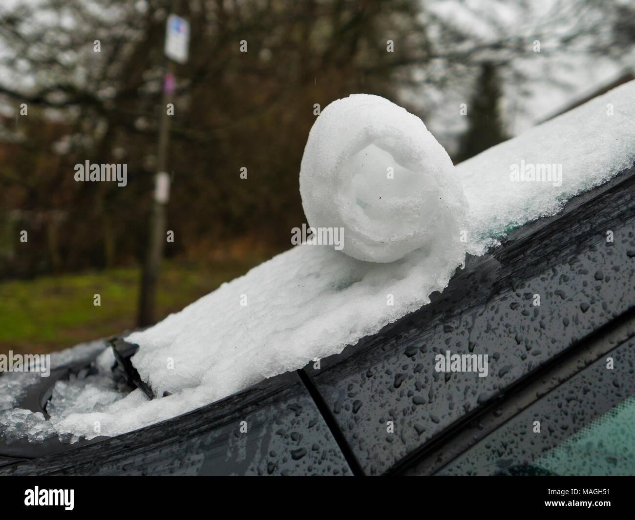 Ashbourne, Derbyshire. 2ème apr 2018. Météo France : la neige morte sur un pare-brise de voiture 1' du matin la neige fond rapidement causant des inondations sur Easter Bank Holiday lundi à Ashbourne, dans le Derbyshire De : Doug Blane/Alamy Live News Banque D'Images