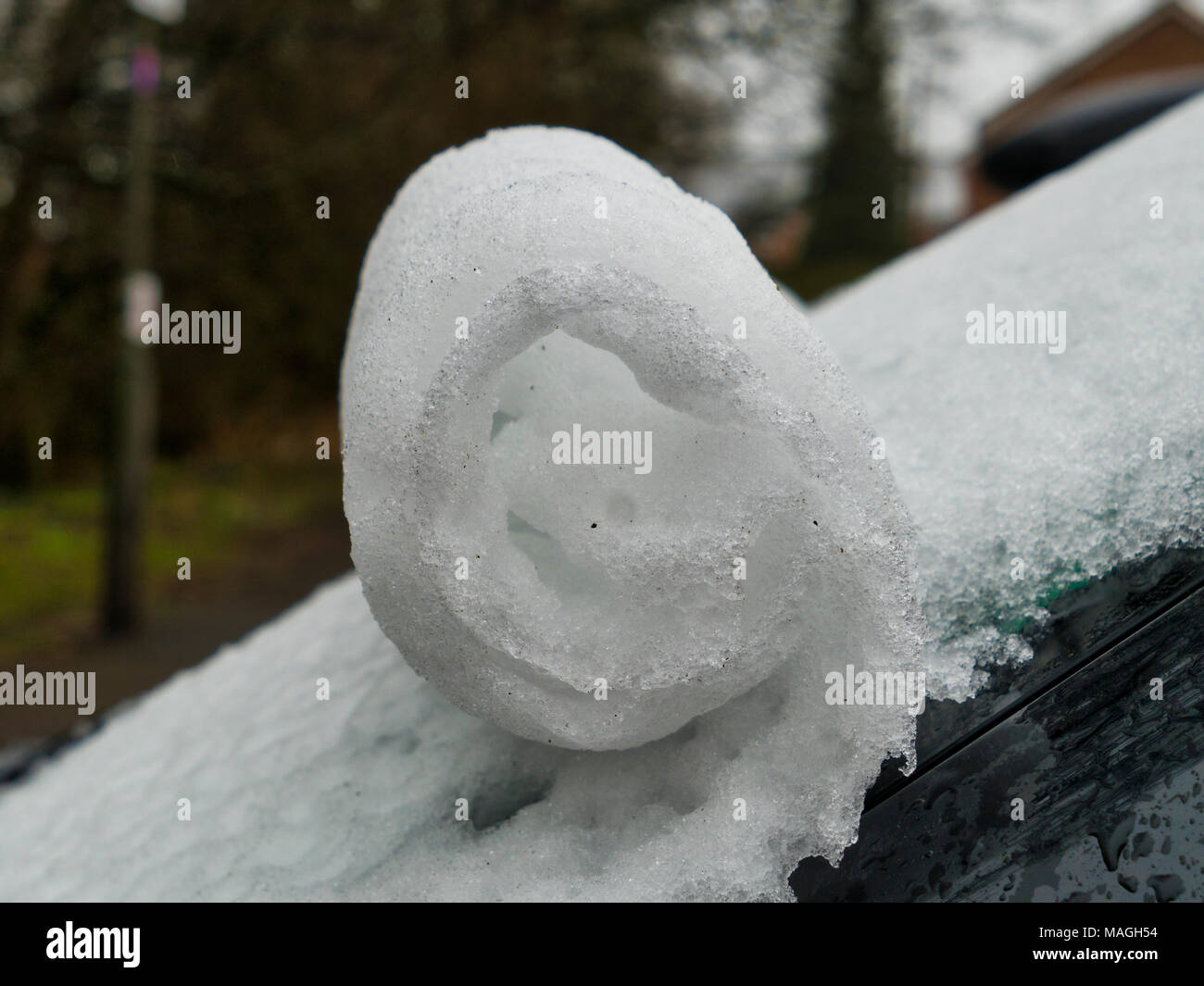 Ashbourne, Derbyshire. 2ème apr 2018. Météo France : la neige morte sur un pare-brise de voiture 1' du matin la neige fond rapidement causant des inondations sur Easter Bank Holiday lundi à Ashbourne, dans le Derbyshire De : Doug Blane/Alamy Live News Banque D'Images