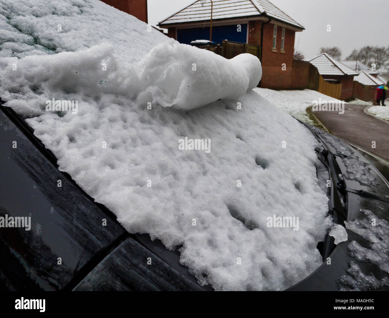 Ashbourne, Derbyshire. 2ème apr 2018. Météo France : la neige morte sur un pare-brise de voiture 1' du matin la neige fond rapidement causant des inondations sur Easter Bank Holiday lundi à Ashbourne, dans le Derbyshire De : Doug Blane/Alamy Live News Banque D'Images