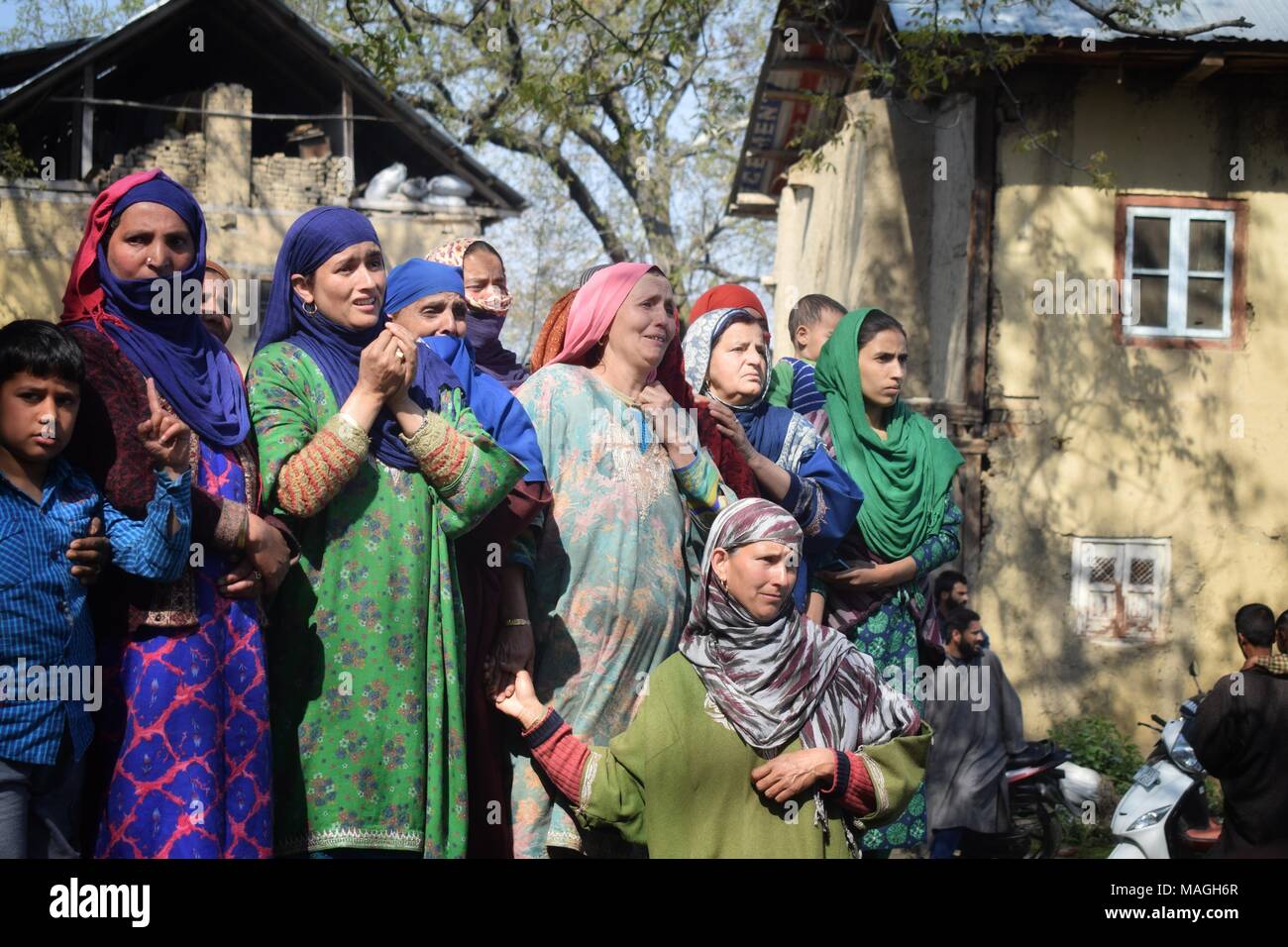 L'Inde, d'Anantnag. 2ème apr 2018. Premier jour d'avril, des affrontements et des funérailles rencontre en Afrique du Cachemire. Des milliers de personnes assistent aux funérailles d'Pro-Freedom rebelles qui ont été tués lors d'un trois différentes rencontres dans le sud du Cachemire. Au moins 13 civils et 3 militants 4 Les forces de sécurité indiennes ont été tués dimanche et 150 civils ont été blessés par balles et les palettes par les forces indiennes Crédit : ZAFAR DAR/Alamy Live News Banque D'Images