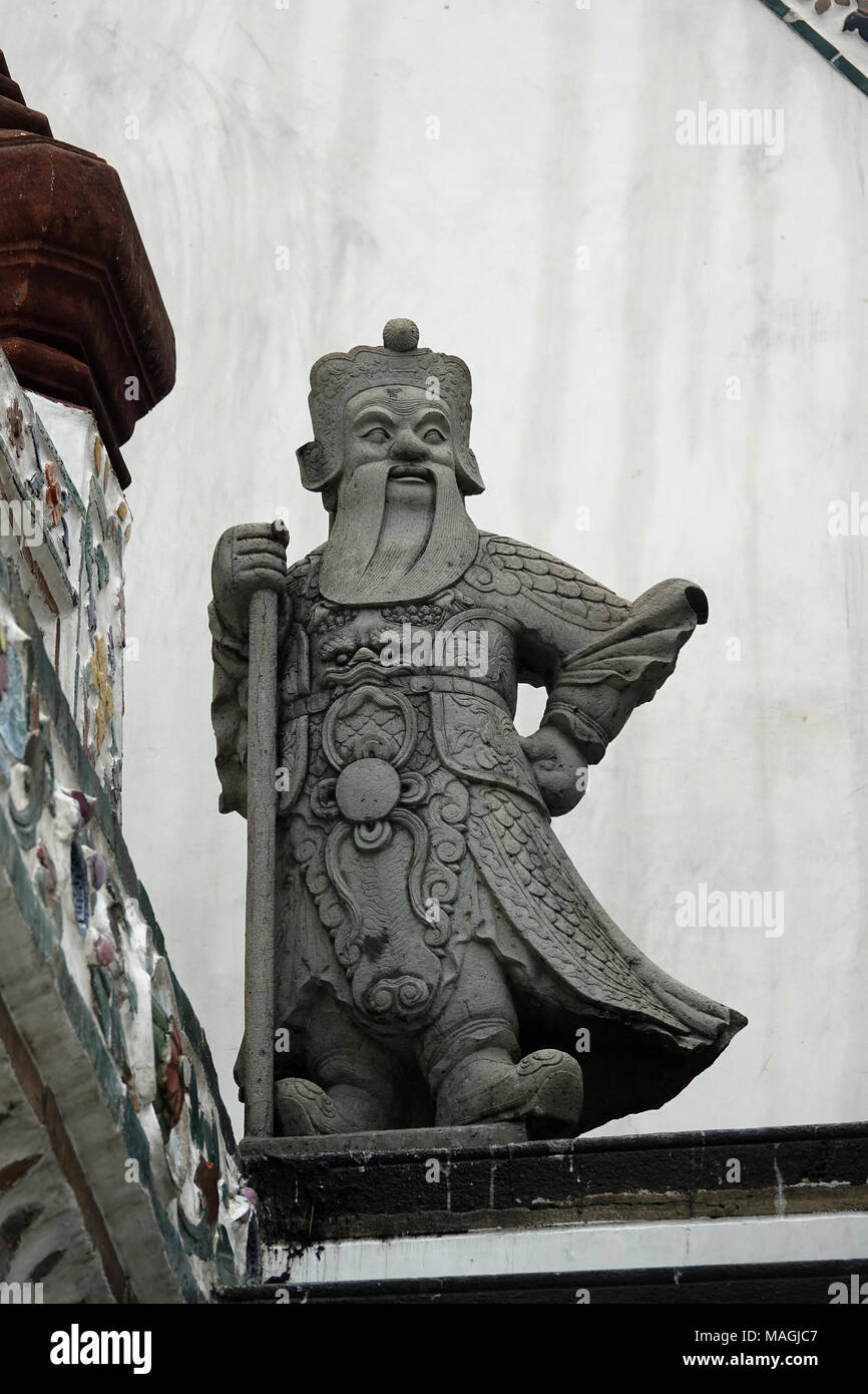 27 février 2018, la Thaïlande, Bangkok : un garde chinois pierre figure au Wat Arun (Temple de l'aube). Wat Arun est un temple bouddhiste sur les rives de la Mae Nam Chao Phraya (Chao Phraya). Wat Arun est non seulement l'un des plus hauts bâtiments religieux en Thaïlande mais aussi Bangkok monument le plus célèbre. Photo : Alexandra Schuler/dpa Banque D'Images