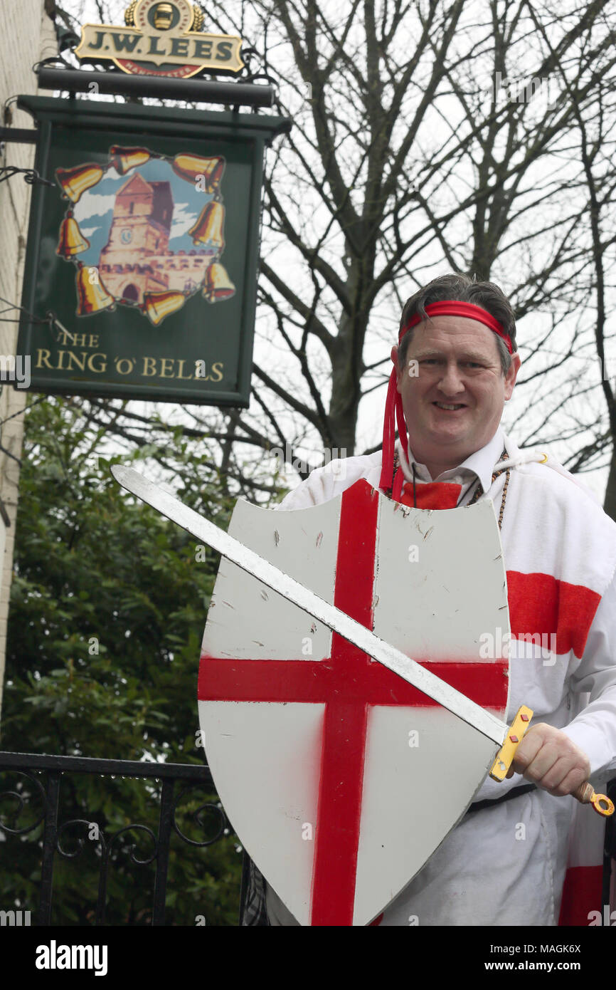 Middleton, UK, 2 avril 2018. St George à l'extérieur de l'anneau O Bells pub pour traditionnellement le lundi de Pâques, le rythme des visites d'oeufs jouer pubs tout au long de Middleton, 02 avril 2018 (C)Barbara Cook/Alamy Live News Banque D'Images