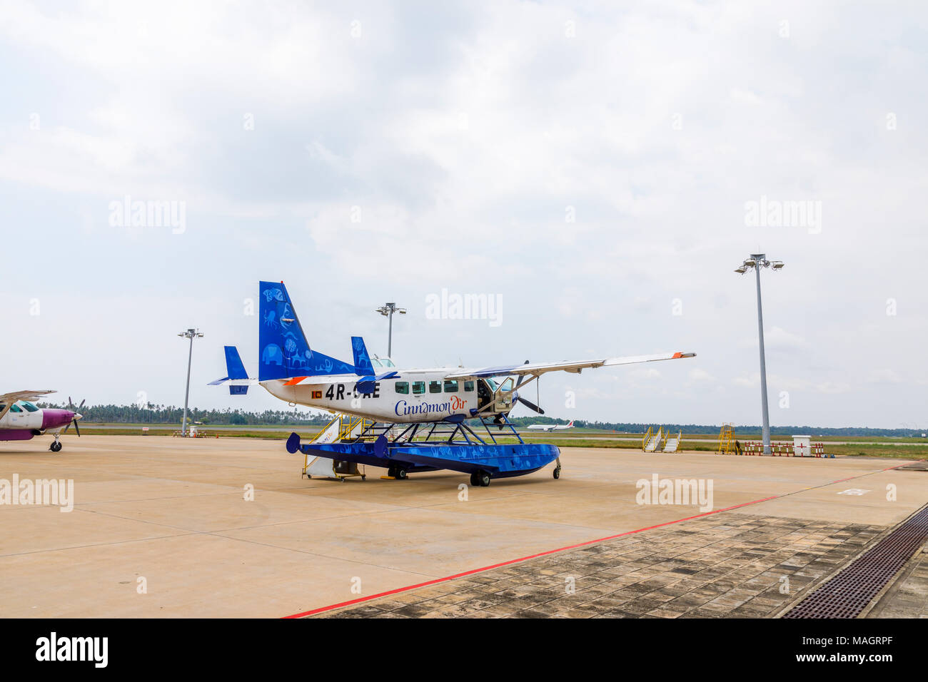 La cannelle Cessna 208 Caravan amphibie de l'air sur le sol à l'Aéroport International de Colombo, Sri Lanka. Sri Lanka Banque D'Images