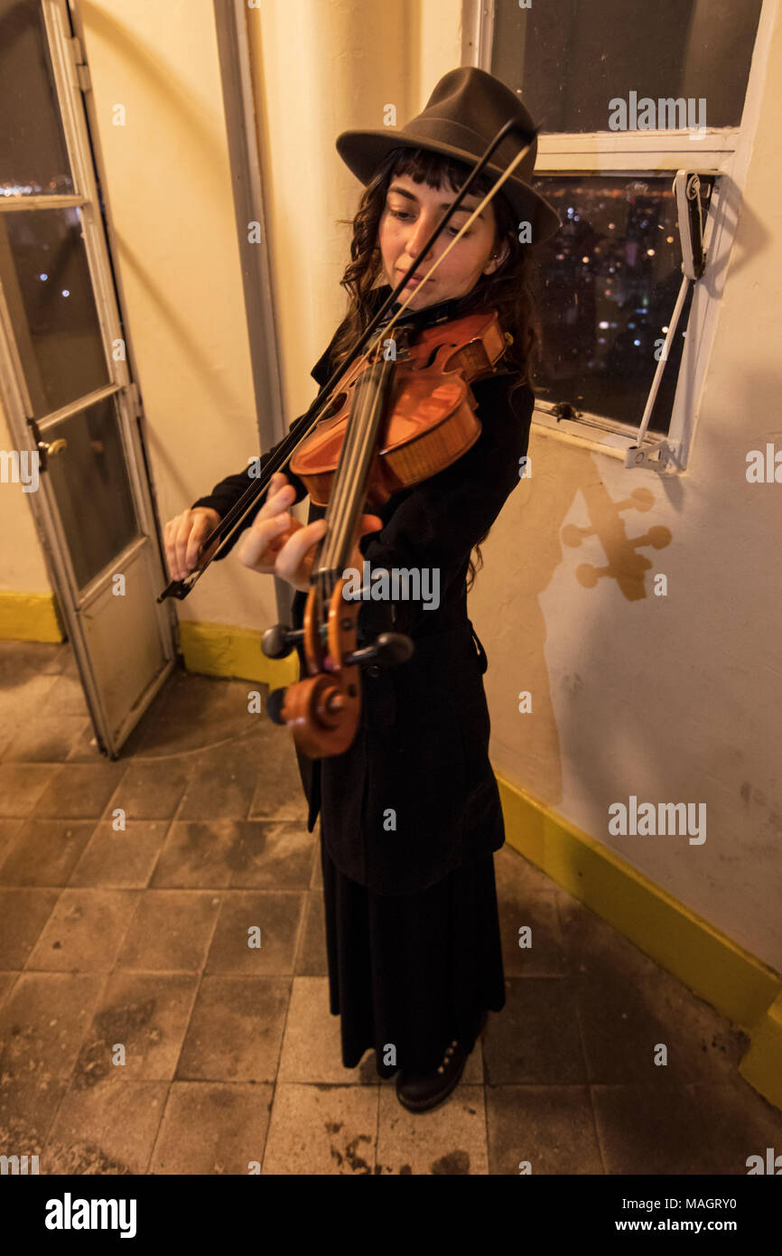 Un musicien joue du violon dans le Palacio Barolo's 'Paradise'. Monserrat, Buenos Aires, Argentine. Banque D'Images