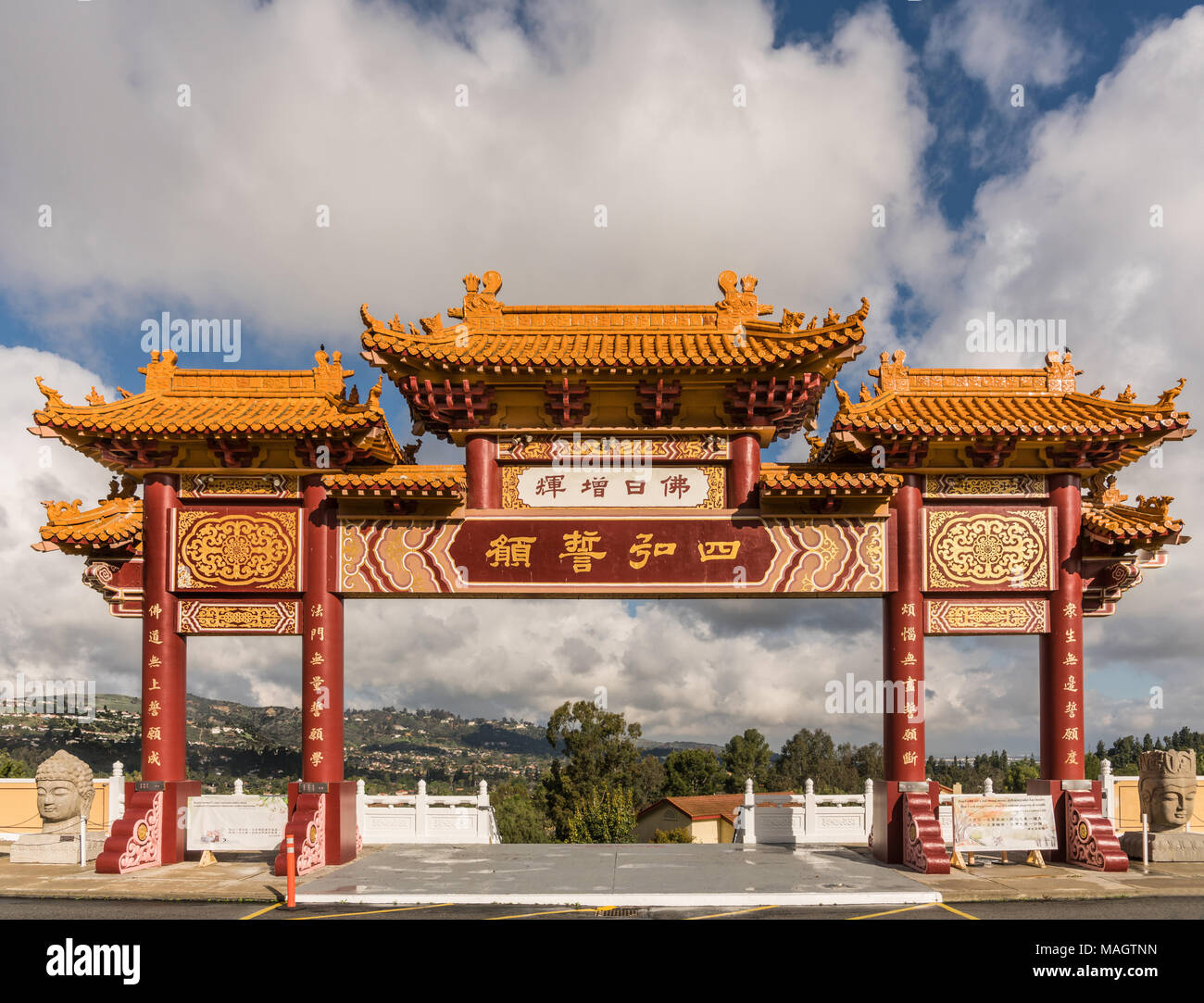 Hacienda Heights, Californie, USA - Le 23 mars 2018 : de couleur rouge et ocre enrance Torii gate de Hsi Lai Temple Bouddhiste sous cloudscape bleu-blanc. Mandarin Banque D'Images