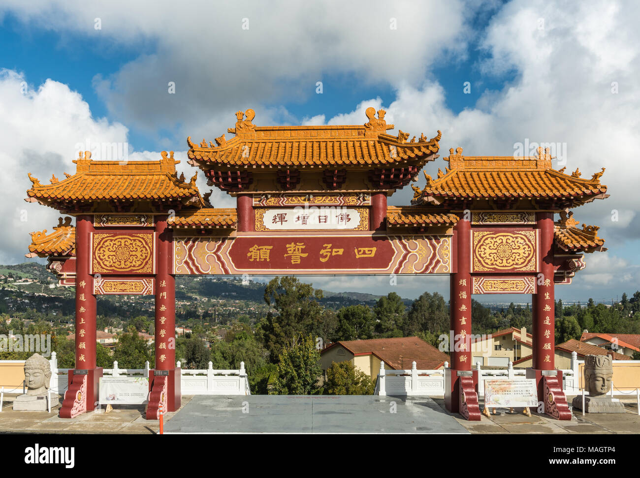 Hacienda Heights, Californie, USA - Le 23 mars 2018 : de couleur rouge et ocre enrance Torii gate de Hsi Lai Temple Bouddhiste sous cloudscape bleu-blanc. Mandarin Banque D'Images