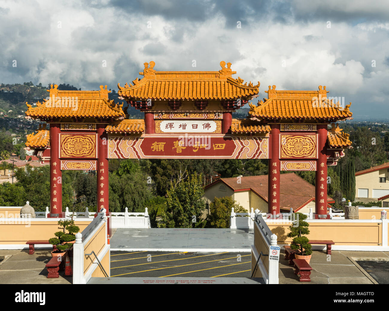 Hacienda Heights, Californie, USA - Le 23 mars 2018 : de couleur rouge et ocre enrance Torii gate de Hsi Lai Temple Bouddhiste sous cloudscape bleu-blanc. Mandarin Banque D'Images