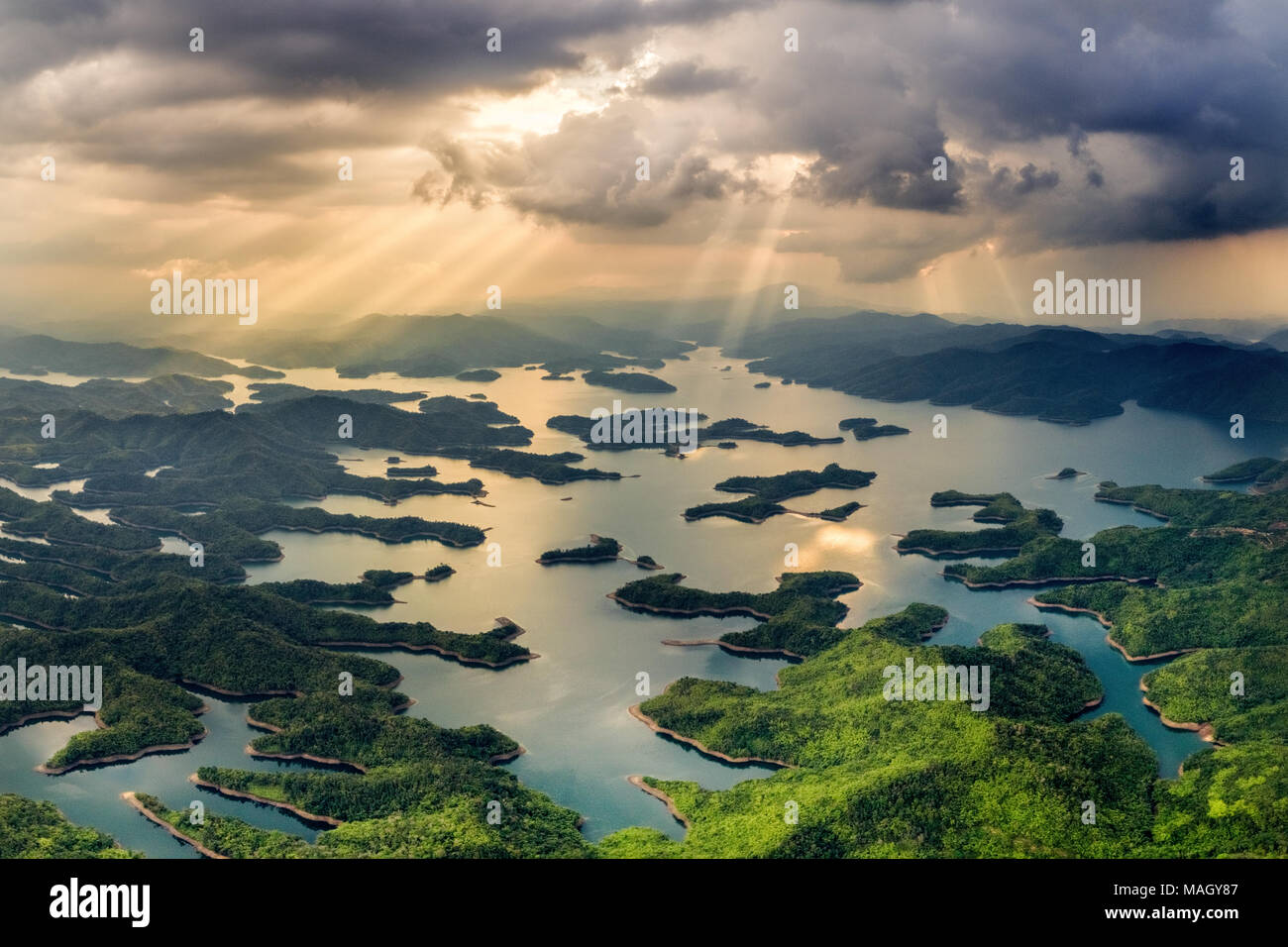 Aeral vue de Ta Dung lac dans la matinée avec les arbres sur la petite île paradisiaque. C'est le réservoir pour l'hydroélectricité au CAD Nong, Viet Banque D'Images