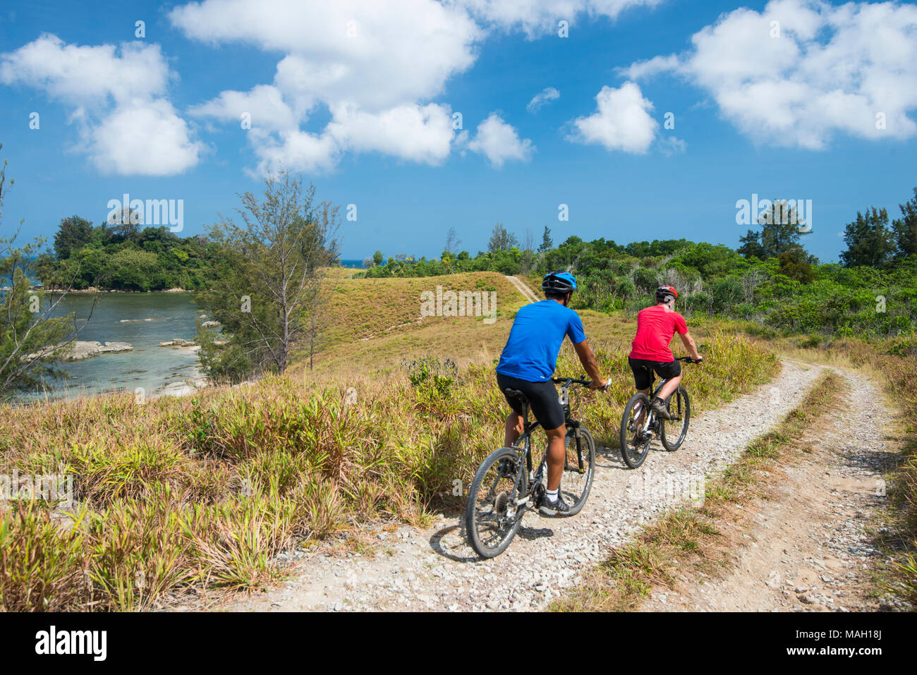 Les gars à vélo sur une pointe, Kudat, Sabah, Malaisie, Bornéo, Banque D'Images