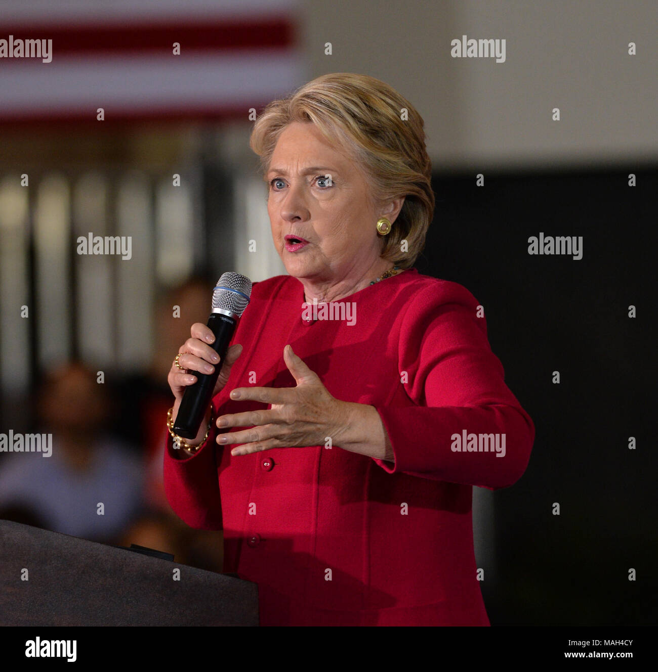 COCONUT CREEK, EN FLORIDE - 25 OCTOBRE : candidat présidentiel démocratique ancien secrétaire d'Etat américaine Hillary Clinton parle à un scrutin anticipé en rallye avec Coconut Creek le 25 octobre 2016 à Coconut Creek, en Floride. Avec deux semaines d'aller jusqu'au jour de l'élection, Hillary Clinton a fait campagne en Floride Personnes : Hillary Clinton Banque D'Images