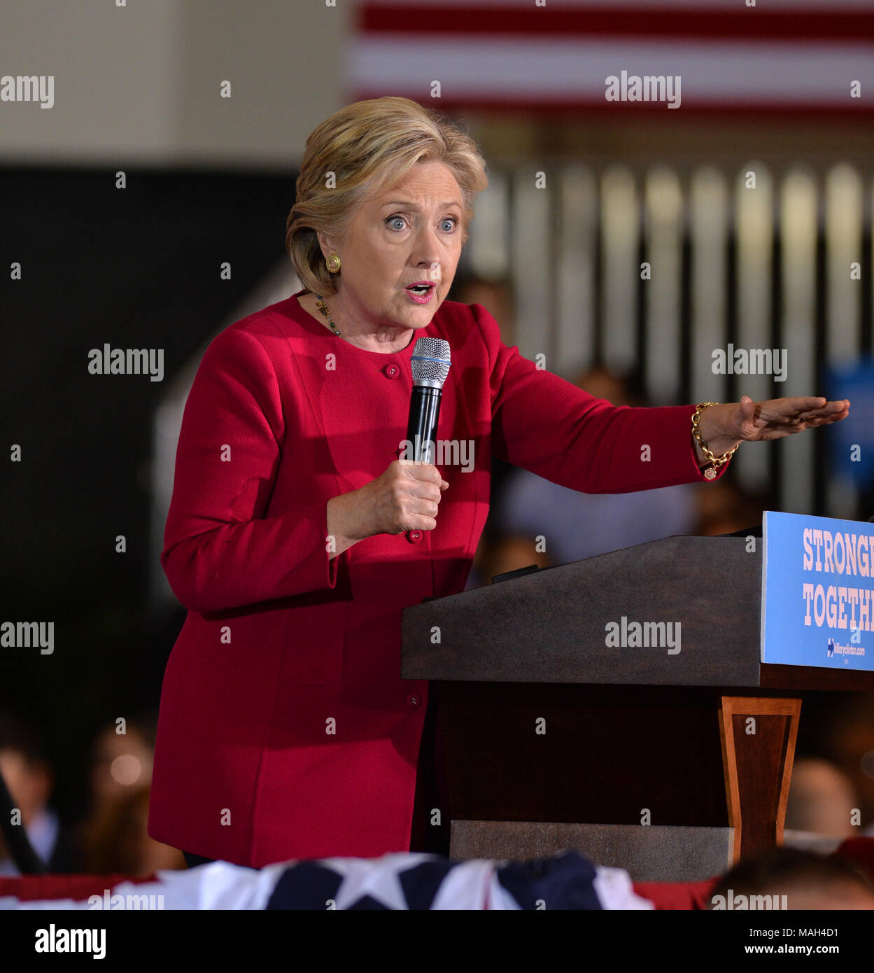 COCONUT CREEK, EN FLORIDE - 25 OCTOBRE : candidat présidentiel démocratique ancien secrétaire d'Etat américaine Hillary Clinton parle à un scrutin anticipé en rallye avec Coconut Creek le 25 octobre 2016 à Coconut Creek, en Floride. Avec deux semaines d'aller jusqu'au jour de l'élection, Hillary Clinton a fait campagne en Floride Personnes : Hillary Clinton Banque D'Images