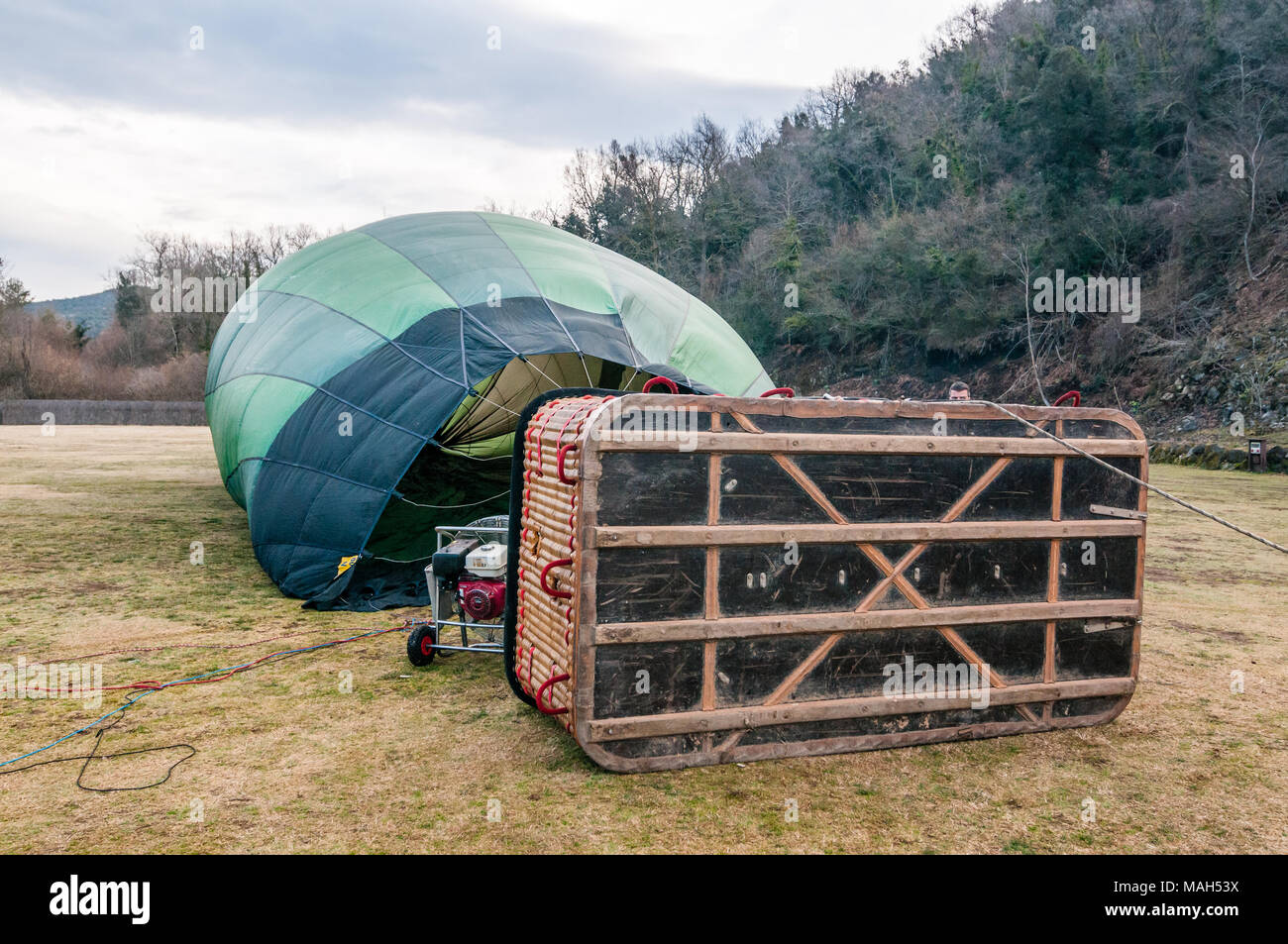 La préparation d'un ballon pour le décollage, l'air chaud soufflé dans un ballon à air chaud, gonflage, panier en osier, Catalogne, Espagne Banque D'Images