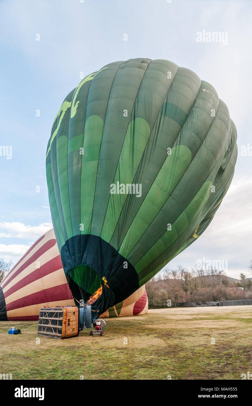 L'air chaud soufflé dans un ballon à air chaud, gonflage, panier en osier, Catalogne, Espagne Banque D'Images